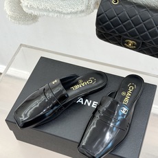 CHANE*|小香26B新品双C 方头亮皮平底凉鞋拖鞋乐福鞋 经典双C缀于鞋身 方头廓形利落显秀气 亮面皮革泛着柔润光泽 CHANE*|小香26B新品双C 方头亮皮平底凉鞋拖鞋乐福鞋 经典双C缀于鞋身 方头廓形利落显秀气 亮面皮革泛着柔润光泽