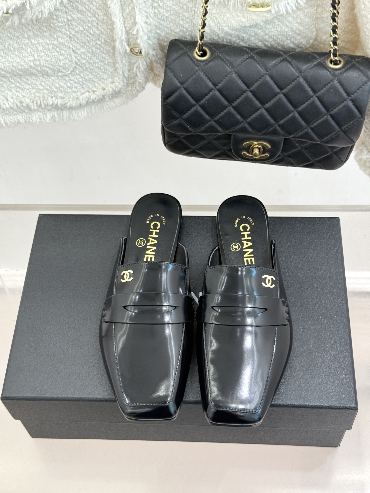 CHANE*|小香26B新品双C 方头亮皮平底凉鞋拖鞋乐福鞋 经典双C缀于鞋身 方头廓形利落显秀气 亮面皮革泛着柔润光泽 CHANE*|小香26B新品双C 方头亮皮平底凉鞋拖鞋乐福鞋 经典双C缀于鞋身 方头廓形利落显秀气 亮面皮革泛着柔润光泽