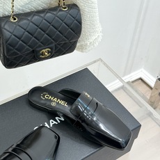 CHANE*|小香26B新品双C 方头亮皮平底凉鞋拖鞋乐福鞋 经典双C缀于鞋身 方头廓形利落显秀气 亮面皮革泛着柔润光泽 CHANE*|小香26B新品双C 方头亮皮平底凉鞋拖鞋乐福鞋 经典双C缀于鞋身 方头廓形利落显秀气 亮面皮革泛着柔润光泽