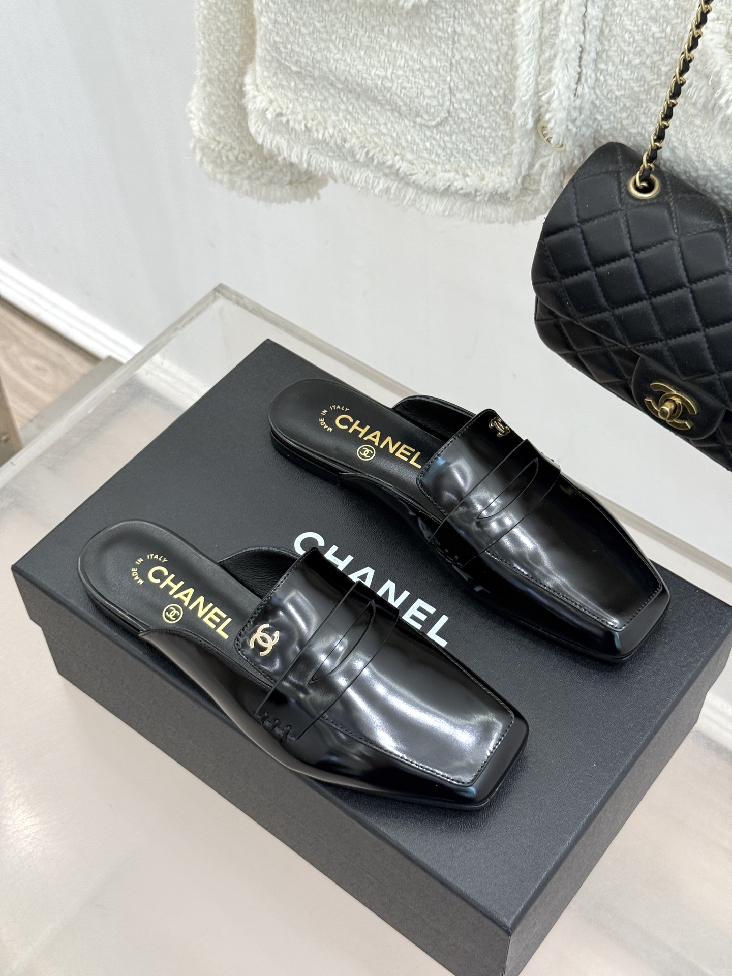 CHANE*|小香26B新品双C 方头亮皮平底凉鞋拖鞋乐福鞋 经典双C缀于鞋身 方头廓形利落显秀气 亮面皮革泛着柔润光泽 CHANE*|小香26B新品双C 方头亮皮平底凉鞋拖鞋乐福鞋 经典双C缀于鞋身 方头廓形利落显秀气 亮面皮革泛着柔润光泽