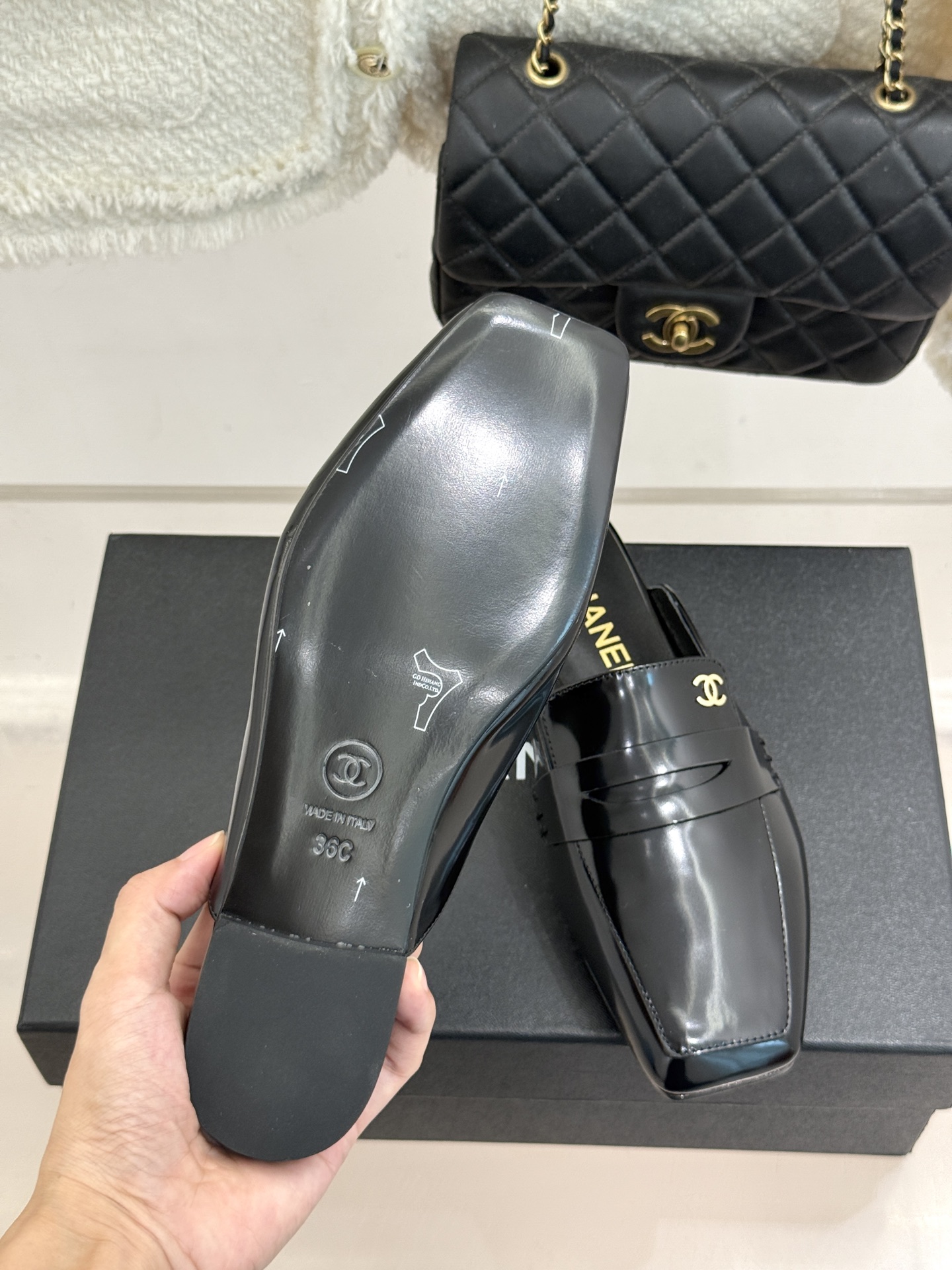 CHANE*|小香26B新品双C 方头亮皮平底凉鞋拖鞋乐福鞋 经典双C缀于鞋身 方头廓形利落显秀气 亮面皮革泛着柔润光泽 CHANE*|小香26B新品双C 方头亮皮平底凉鞋拖鞋乐福鞋 经典双C缀于鞋身 方头廓形利落显秀气 亮面皮革泛着柔润光泽