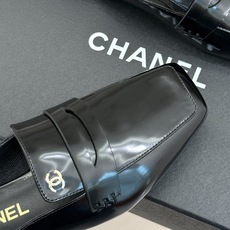 CHANE*|小香26B新品双C 方头亮皮平底凉鞋拖鞋乐福鞋 经典双C缀于鞋身 方头廓形利落显秀气 亮面皮革泛着柔润光泽 CHANE*|小香26B新品双C 方头亮皮平底凉鞋拖鞋乐福鞋 经典双C缀于鞋身 方头廓形利落显秀气 亮面皮革泛着柔润光泽