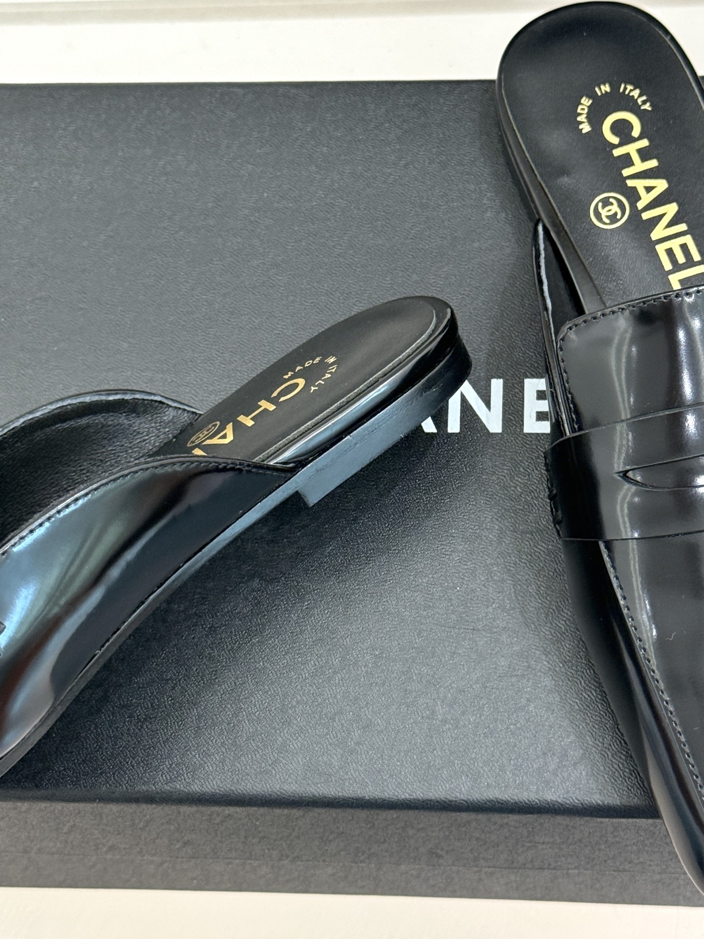 CHANE*|小香26B新品双C 方头亮皮平底凉鞋拖鞋乐福鞋 经典双C缀于鞋身 方头廓形利落显秀气 亮面皮革泛着柔润光泽 CHANE*|小香26B新品双C 方头亮皮平底凉鞋拖鞋乐福鞋 经典双C缀于鞋身 方头廓形利落显秀气 亮面皮革泛着柔润光泽
