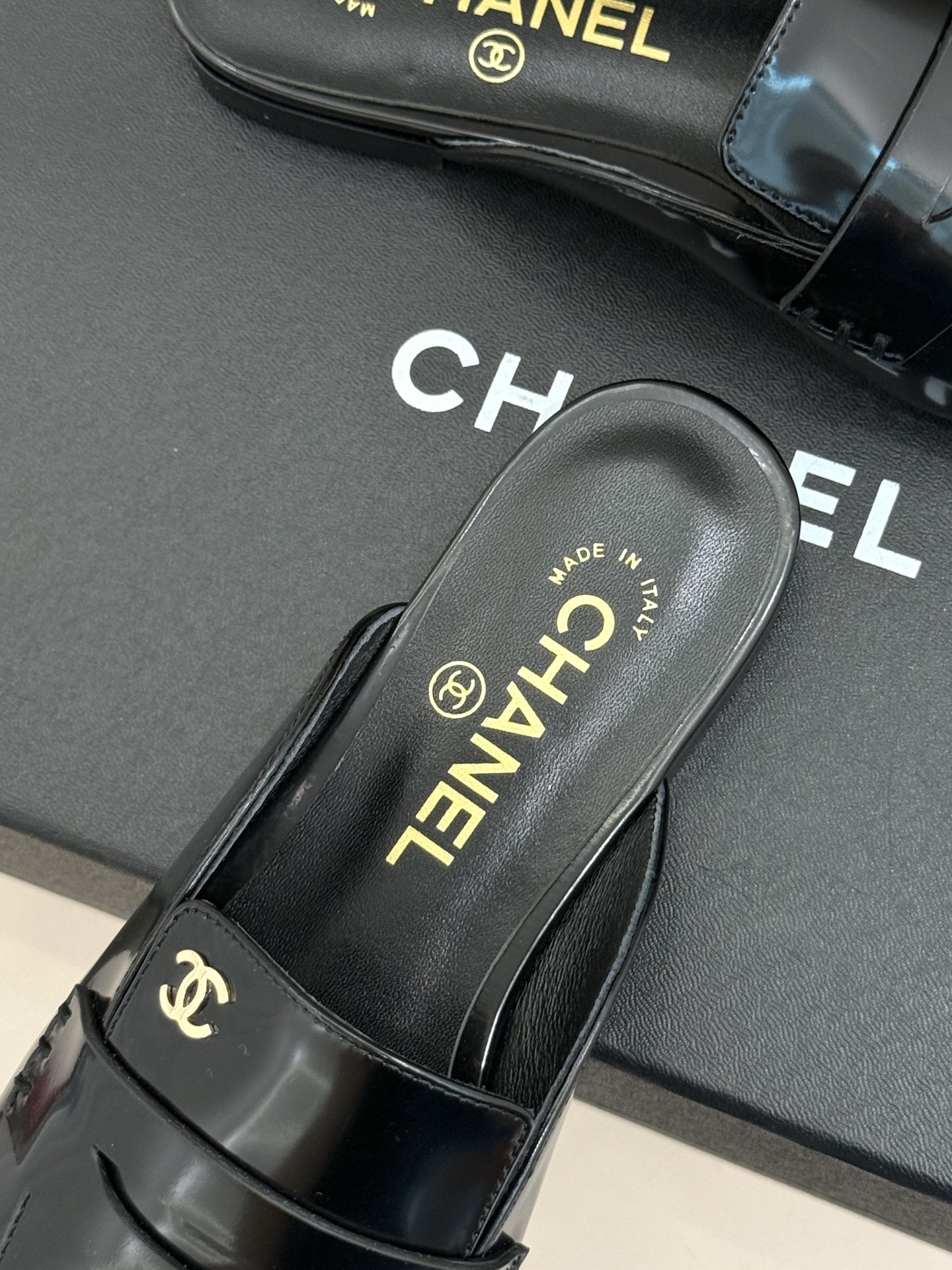 CHANE*|小香26B新品双C 方头亮皮平底凉鞋拖鞋乐福鞋 经典双C缀于鞋身 方头廓形利落显秀气 亮面皮革泛着柔润光泽 CHANE*|小香26B新品双C 方头亮皮平底凉鞋拖鞋乐福鞋 经典双C缀于鞋身 方头廓形利落显秀气 亮面皮革泛着柔润光泽