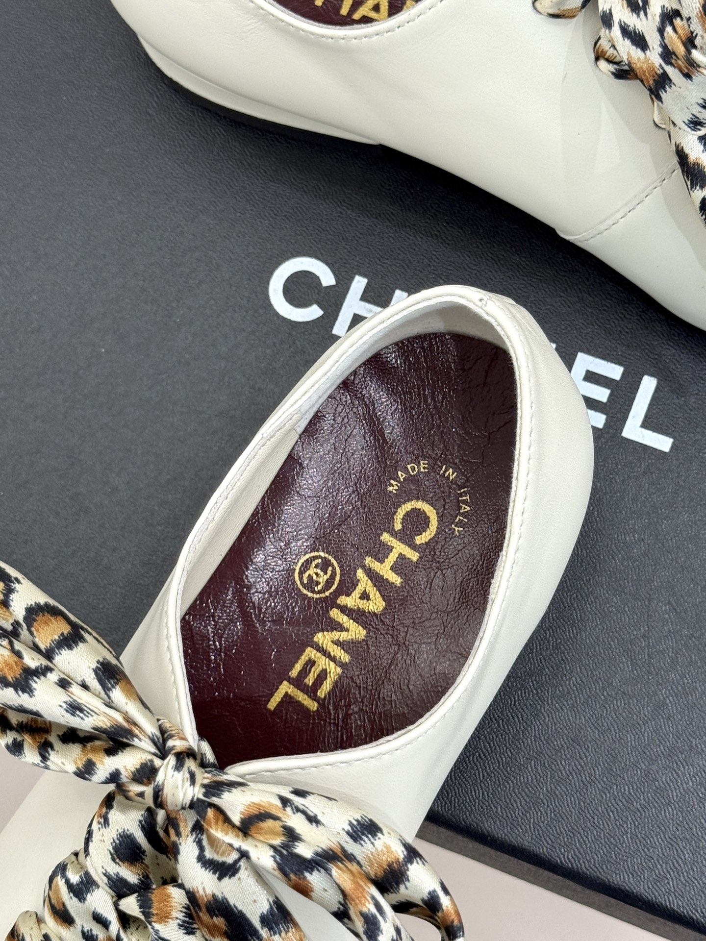 CHANE*|小香26A新品双C方头 豹纹丝带粗跟芭蕾舞鞋单鞋 方头轮廓诠释复古格调 金属双C闪耀鞋身 飘逸丝带环绕鞋面 CHANE*|小香26A新品双C方头 豹纹丝带粗跟芭蕾舞鞋单鞋 方头轮廓诠释复古格调 金属双C闪耀鞋身 飘逸丝带环绕鞋面