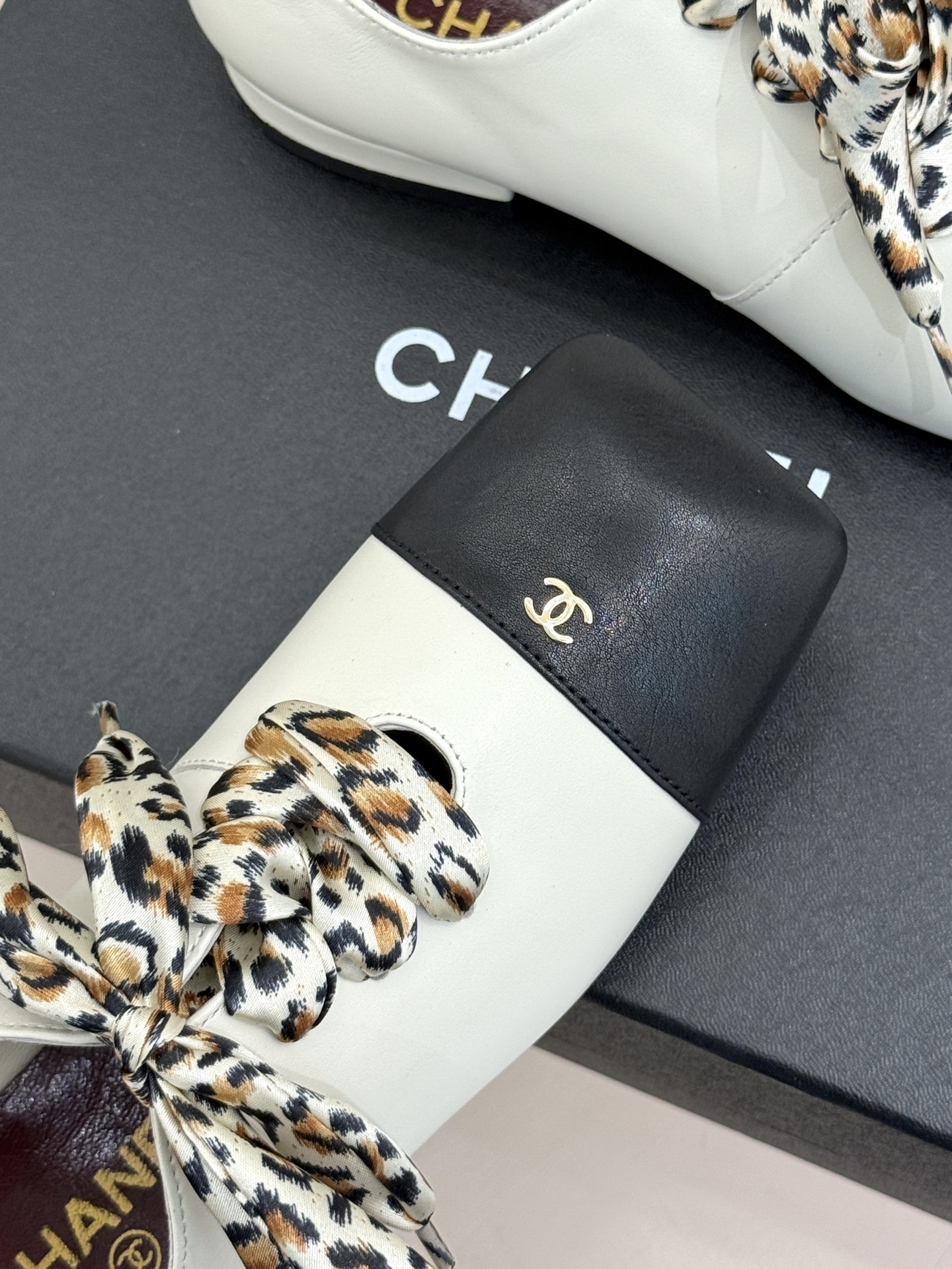 CHANE*|小香26A新品双C方头 豹纹丝带粗跟芭蕾舞鞋单鞋 方头轮廓诠释复古格调 金属双C闪耀鞋身 飘逸丝带环绕鞋面 CHANE*|小香26A新品双C方头 豹纹丝带粗跟芭蕾舞鞋单鞋 方头轮廓诠释复古格调 金属双C闪耀鞋身 飘逸丝带环绕鞋面