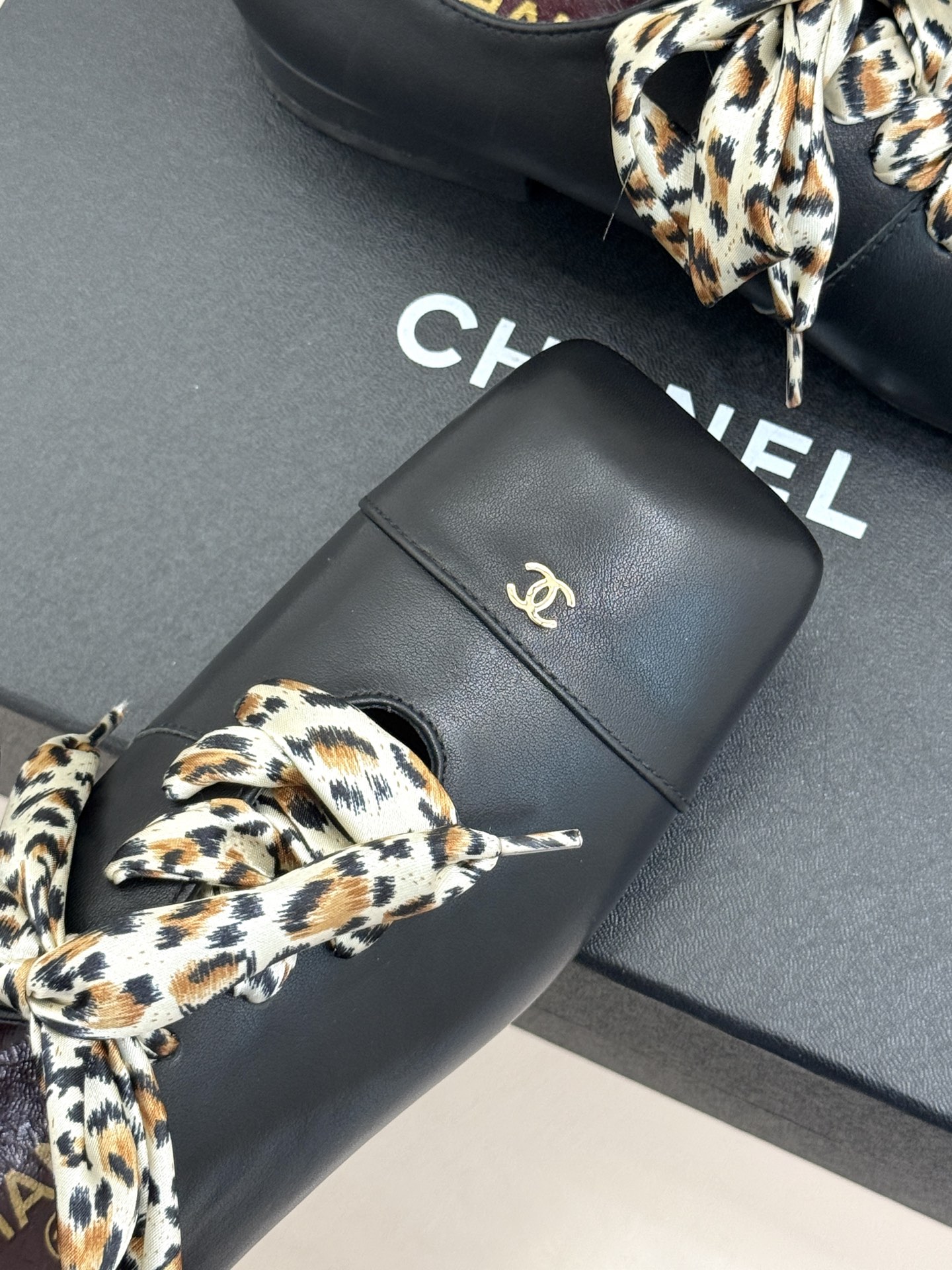 CHANE*|小香26A新品双C方头 豹纹丝带粗跟芭蕾舞鞋单鞋 方头轮廓诠释复古格调 金属双C闪耀鞋身 飘逸丝带环绕鞋面 CHANE*|小香26A新品双C方头 豹纹丝带粗跟芭蕾舞鞋单鞋 方头轮廓诠释复古格调 金属双C闪耀鞋身 飘逸丝带环绕鞋面