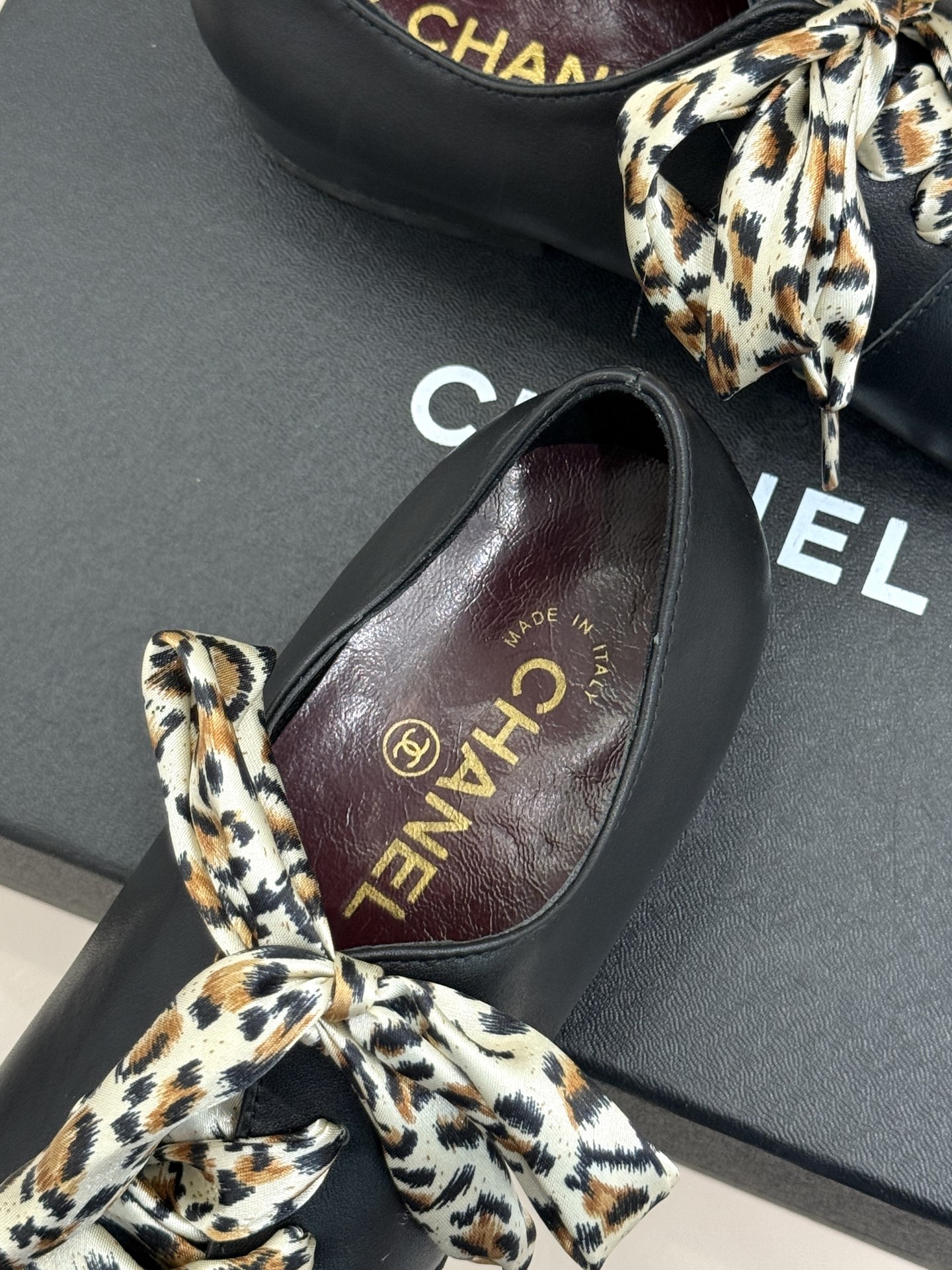 CHANE*|小香26A新品双C方头 豹纹丝带粗跟芭蕾舞鞋单鞋 方头轮廓诠释复古格调 金属双C闪耀鞋身 飘逸丝带环绕鞋面 CHANE*|小香26A新品双C方头 豹纹丝带粗跟芭蕾舞鞋单鞋 方头轮廓诠释复古格调 金属双C闪耀鞋身 飘逸丝带环绕鞋面