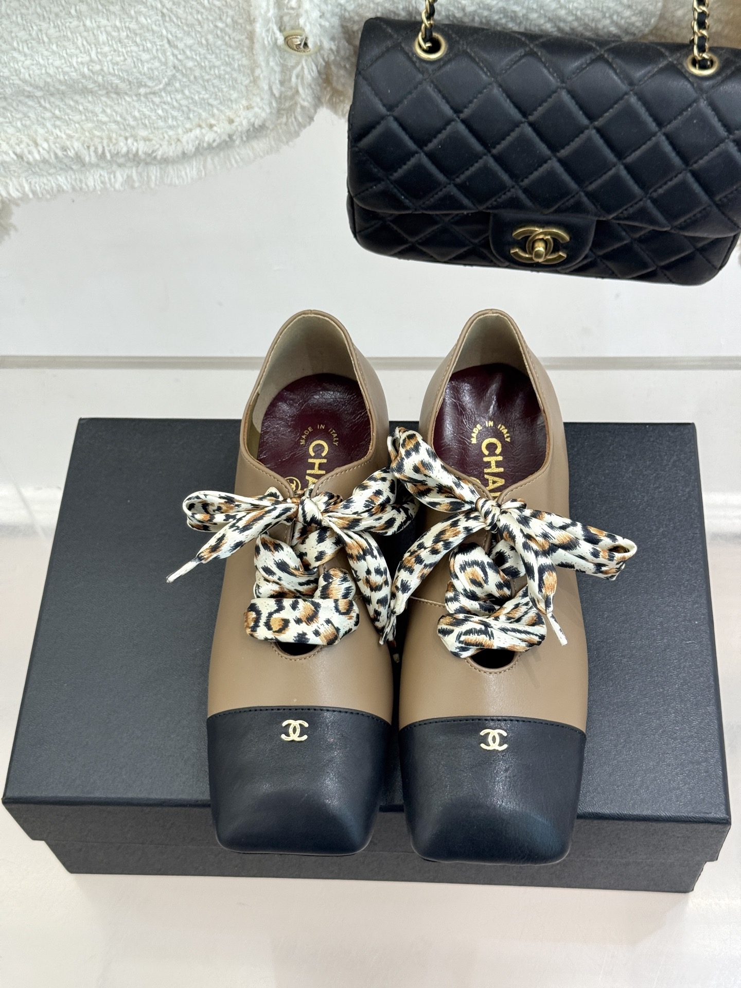 CHANE*|小香26A新品双C方头 豹纹丝带粗跟芭蕾舞鞋单鞋 方头轮廓诠释复古格调 金属双C闪耀鞋身 飘逸丝带环绕鞋面 CHANE*|小香26A新品双C方头 豹纹丝带粗跟芭蕾舞鞋单鞋 方头轮廓诠释复古格调 金属双C闪耀鞋身 飘逸丝带环绕鞋面