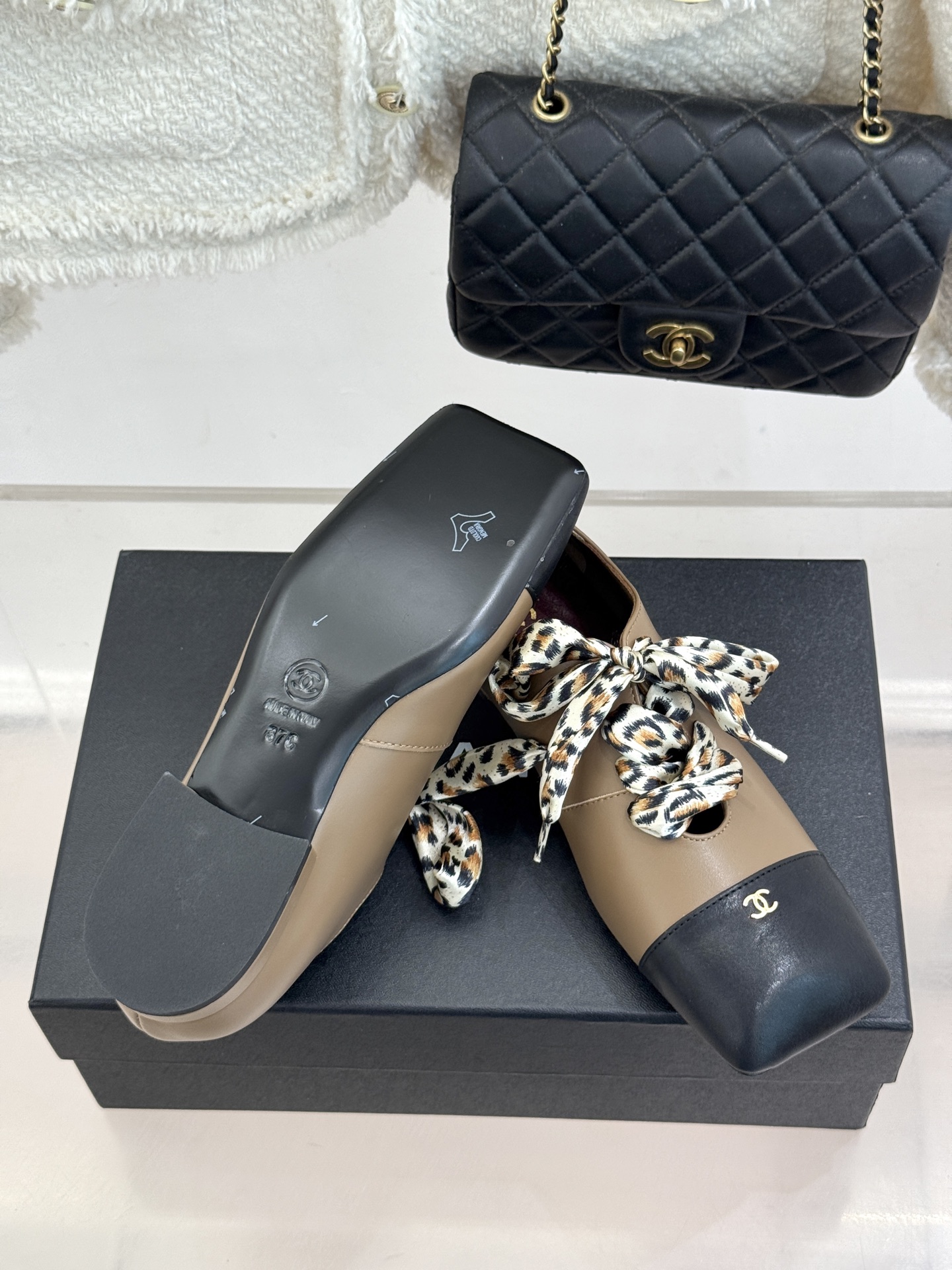 CHANE*|小香26A新品双C方头 豹纹丝带粗跟芭蕾舞鞋单鞋 方头轮廓诠释复古格调 金属双C闪耀鞋身 飘逸丝带环绕鞋面 CHANE*|小香26A新品双C方头 豹纹丝带粗跟芭蕾舞鞋单鞋 方头轮廓诠释复古格调 金属双C闪耀鞋身 飘逸丝带环绕鞋面