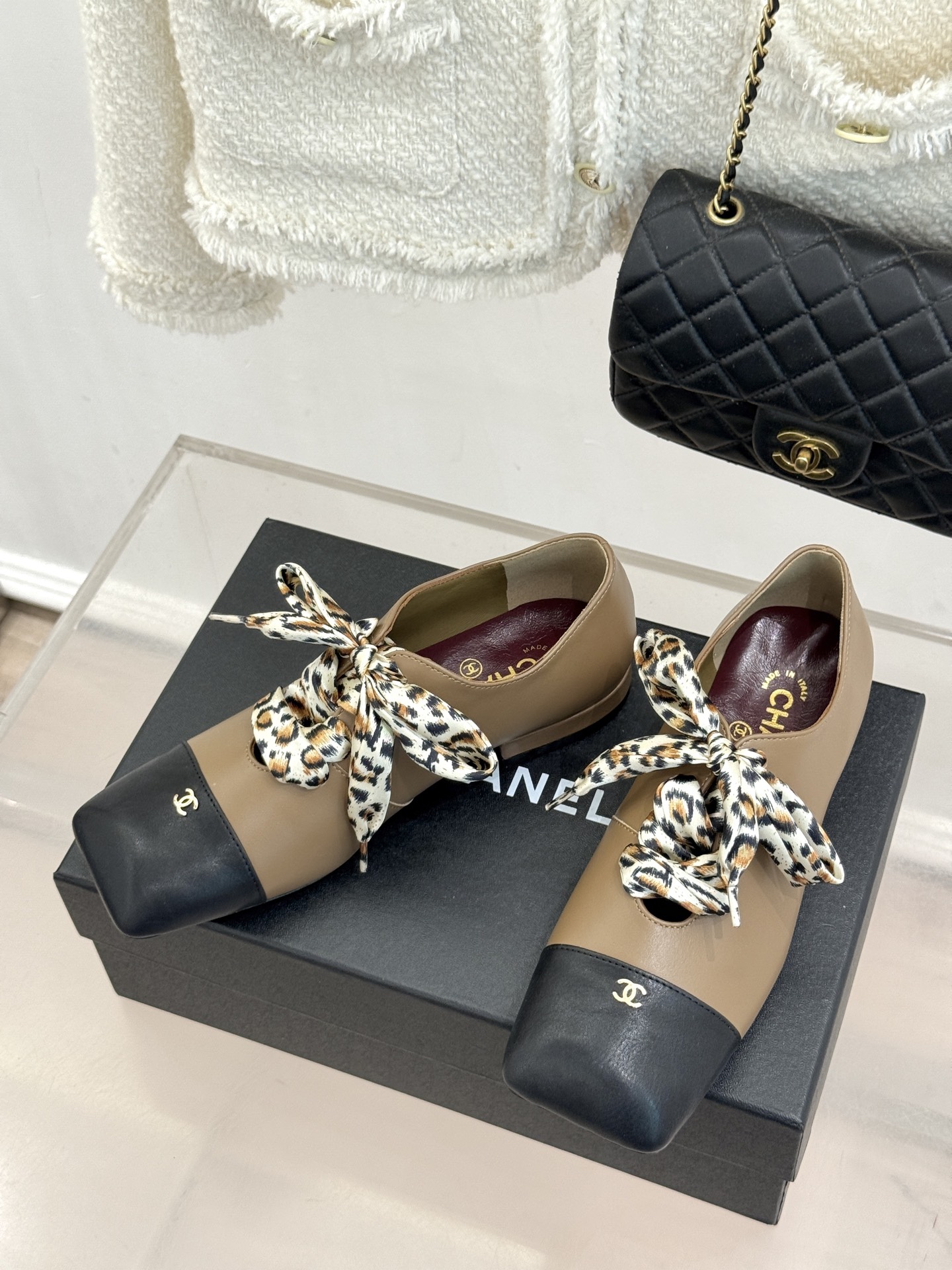 CHANE*|小香26A新品双C方头 豹纹丝带粗跟芭蕾舞鞋单鞋 方头轮廓诠释复古格调 金属双C闪耀鞋身 飘逸丝带环绕鞋面 CHANE*|小香26A新品双C方头 豹纹丝带粗跟芭蕾舞鞋单鞋 方头轮廓诠释复古格调 金属双C闪耀鞋身 飘逸丝带环绕鞋面