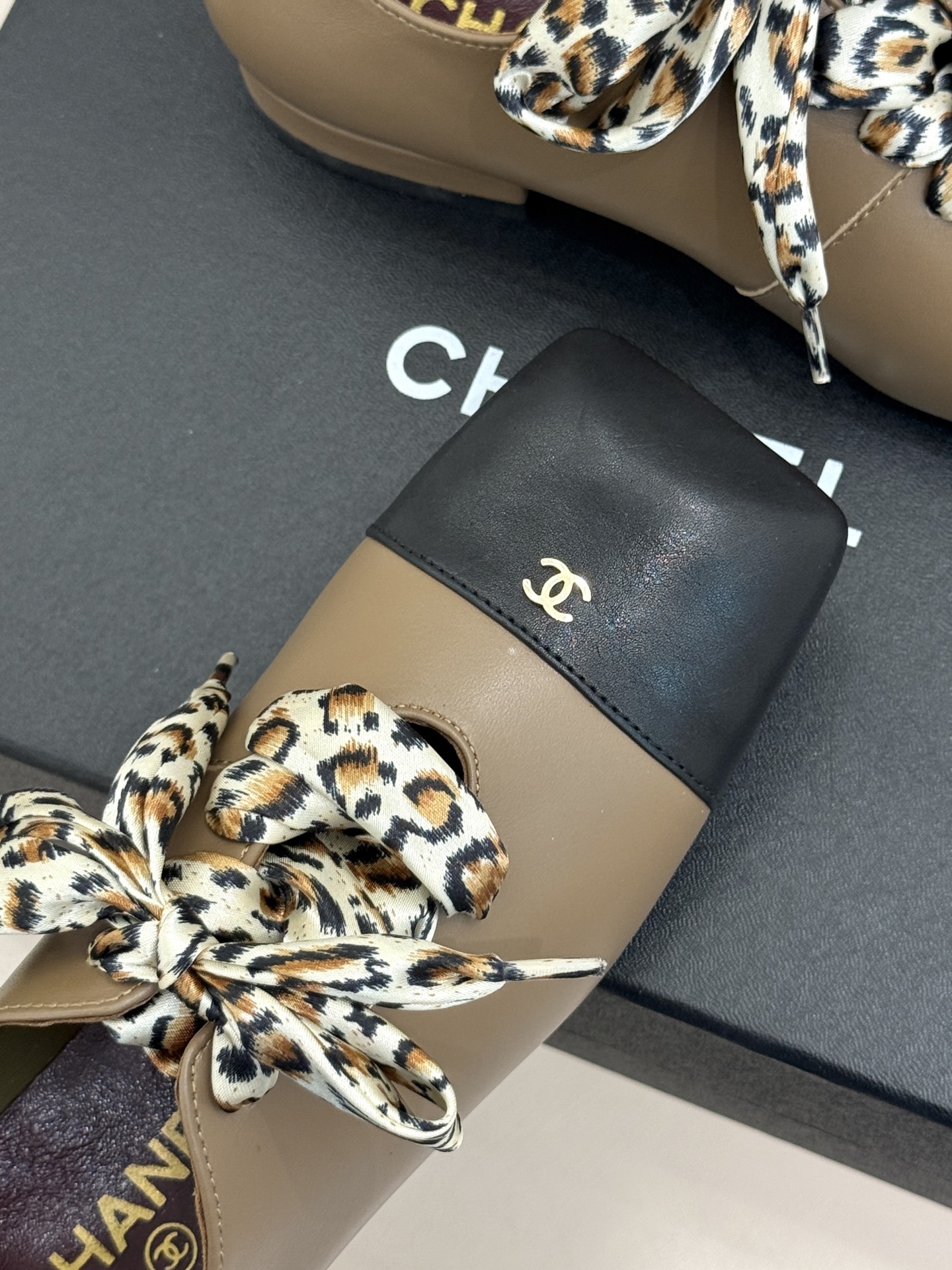 CHANE*|小香26A新品双C方头 豹纹丝带粗跟芭蕾舞鞋单鞋 方头轮廓诠释复古格调 金属双C闪耀鞋身 飘逸丝带环绕鞋面 CHANE*|小香26A新品双C方头 豹纹丝带粗跟芭蕾舞鞋单鞋 方头轮廓诠释复古格调 金属双C闪耀鞋身 飘逸丝带环绕鞋面