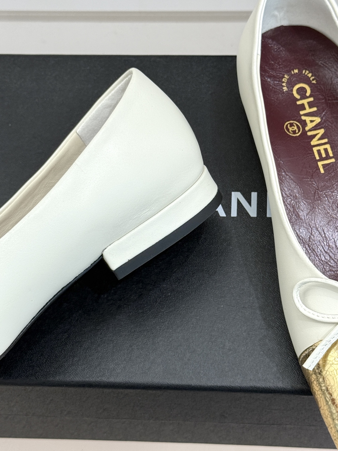 CHANE*|小香26A新品双C 蝴蝶结方头粗跟芭蕾舞鞋单鞋 方头线条自带复古韵味 金属双C点缀鞋身 柔逸丝带增添灵动气 CHANE*|小香26A新品双C 蝴蝶结方头粗跟芭蕾舞鞋单鞋 方头线条自带复古韵味 金属双C点缀鞋身 柔逸丝带增添灵动气