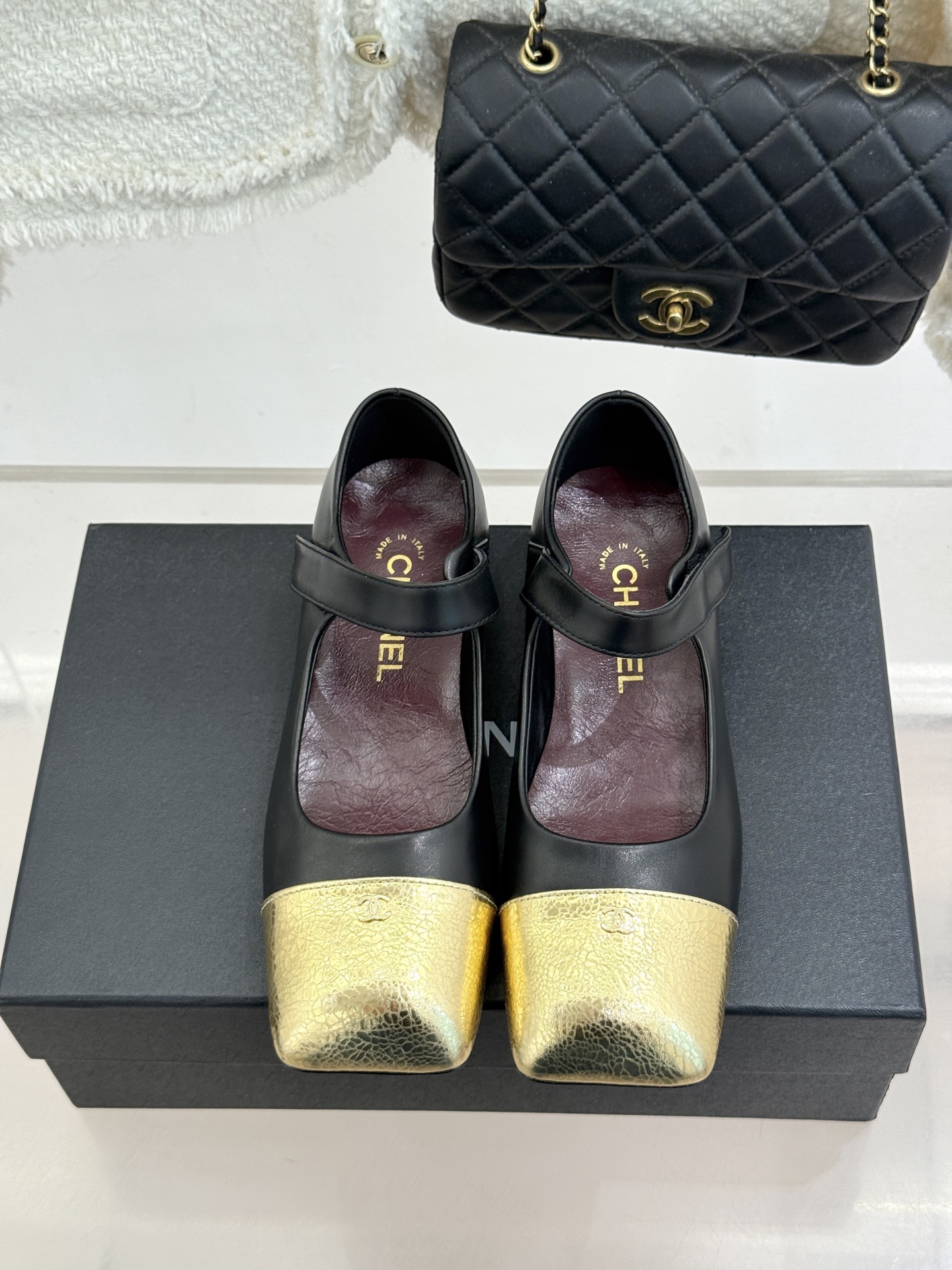 CHANE*｜小香26A新品双C 方头拼色粗跟玛丽珍鞋 经典双C镌刻鞋身细节 方头勾勒复古轮廓 拼色撞出高级感 粗跟稳妥