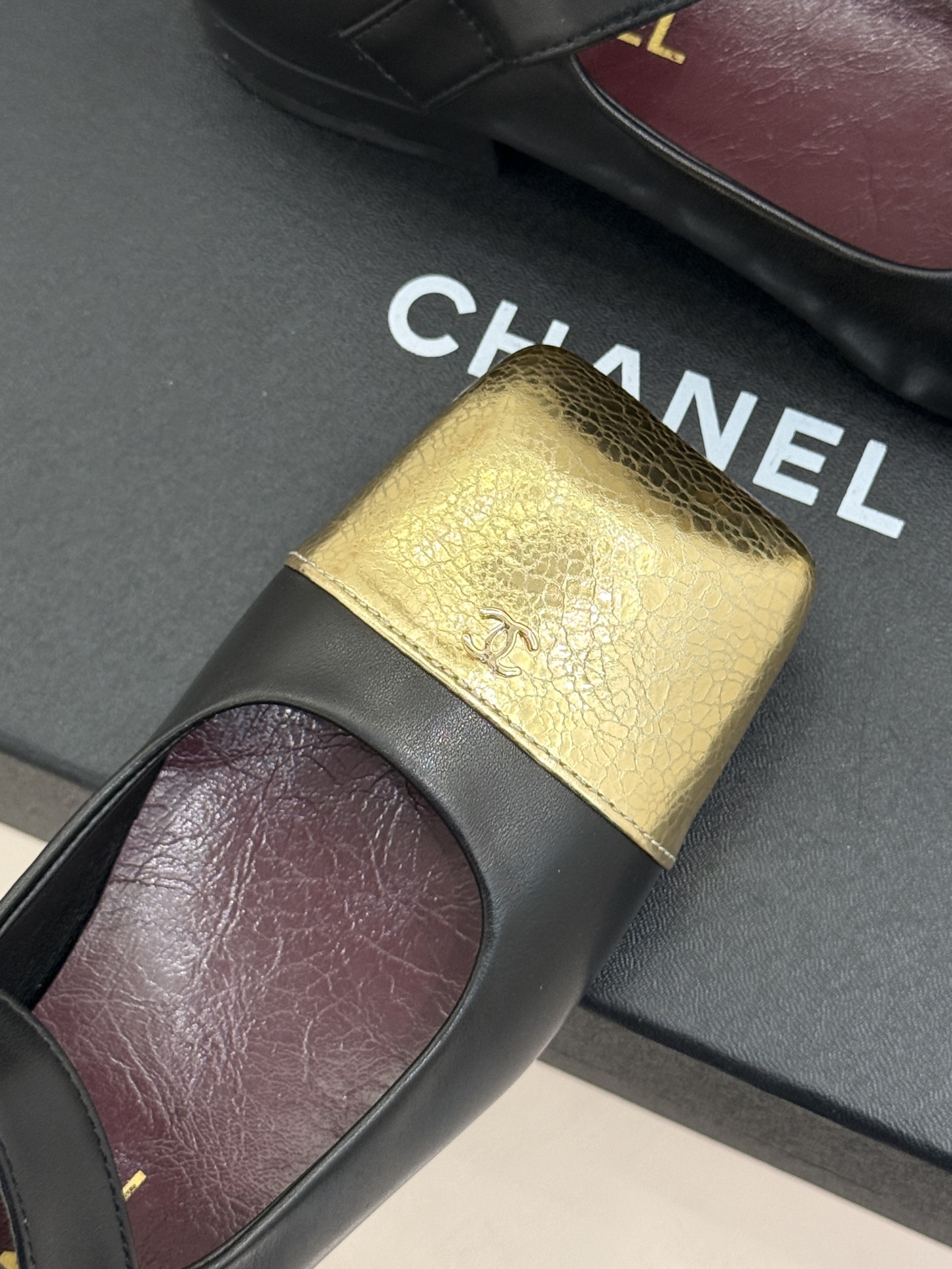 CHANE*｜小香26A新品双C 方头拼色粗跟玛丽珍鞋 经典双C镌刻鞋身细节 方头勾勒复古轮廓 拼色撞出高级感 粗跟稳妥