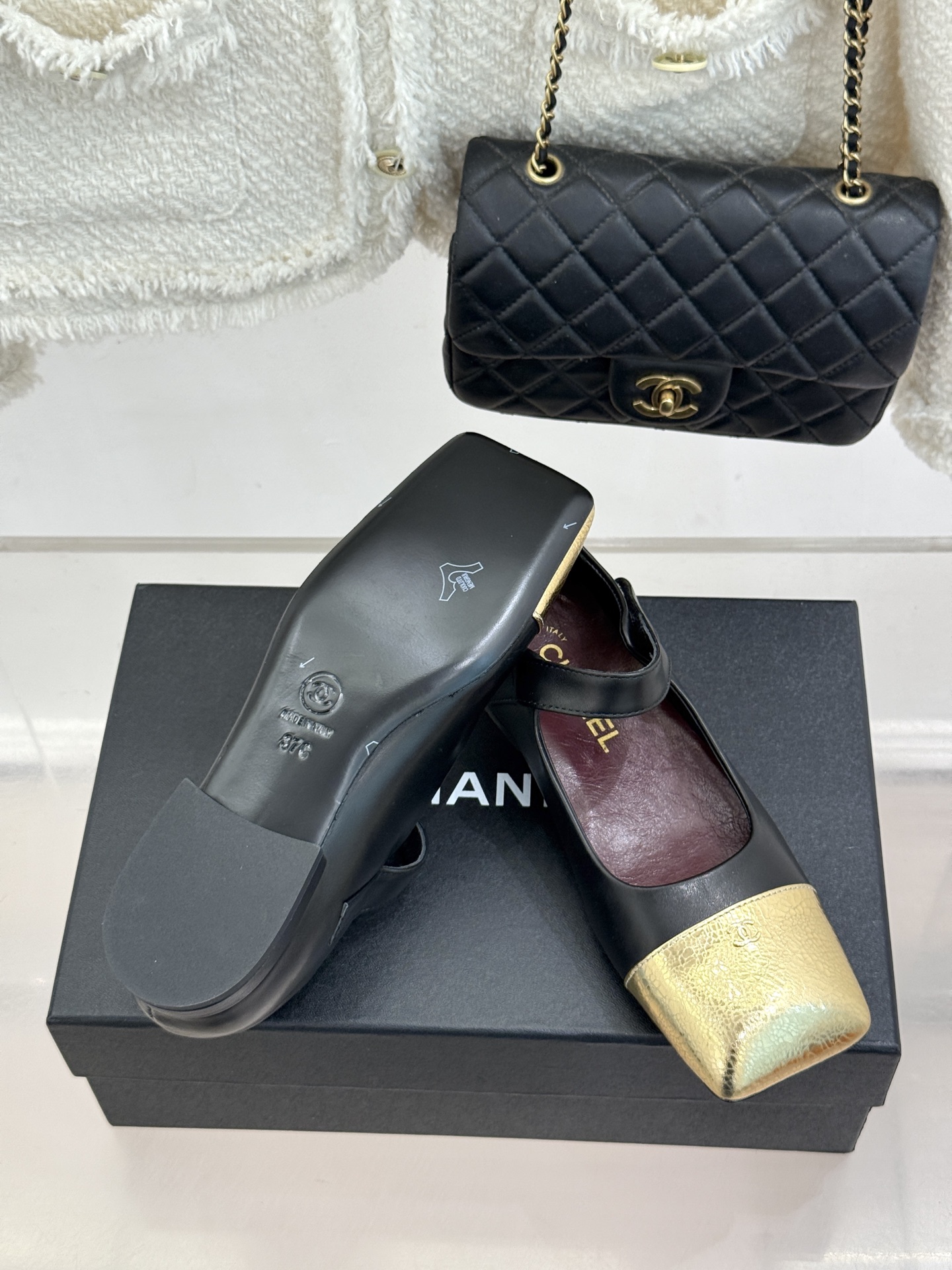 CHANE*｜小香26A新品双C 方头拼色粗跟玛丽珍鞋 经典双C镌刻鞋身细节 方头勾勒复古轮廓 拼色撞出高级感 粗跟稳妥