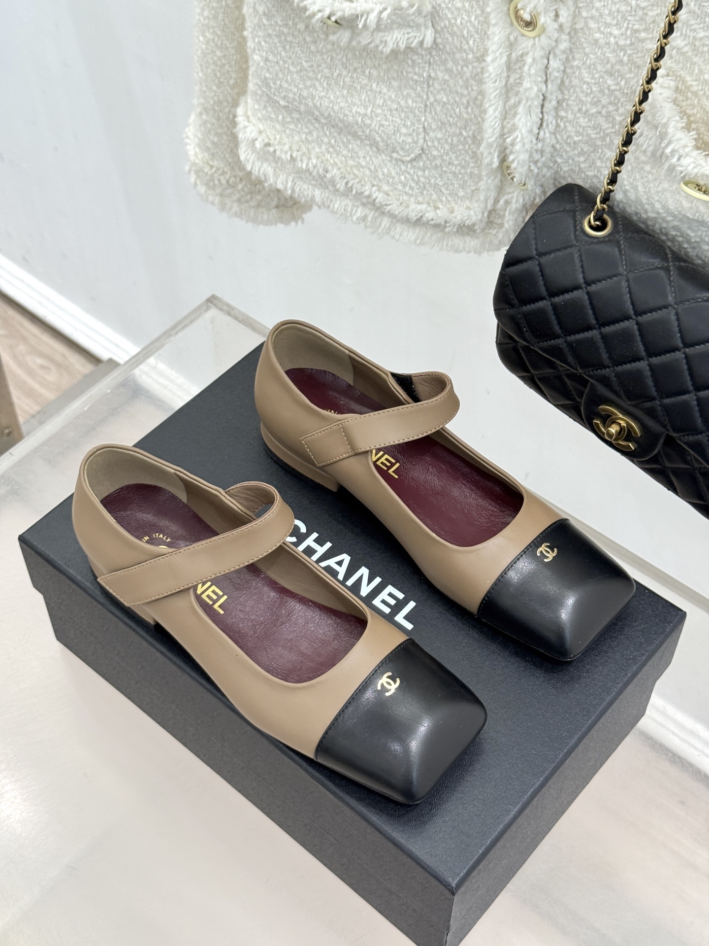 CHANE*|小香26A新品双C 方头拼色粗跟玛丽珍鞋 经典双C镌刻鞋身细节 方头勾勒复古轮廓 拼色撞出高级感 粗跟稳妥 CHANE*|小香26A新品双C 方头拼色粗跟玛丽珍鞋 经典双C镌刻鞋身细节 方头勾勒复古轮廓 拼色撞出高级感 粗跟稳妥
