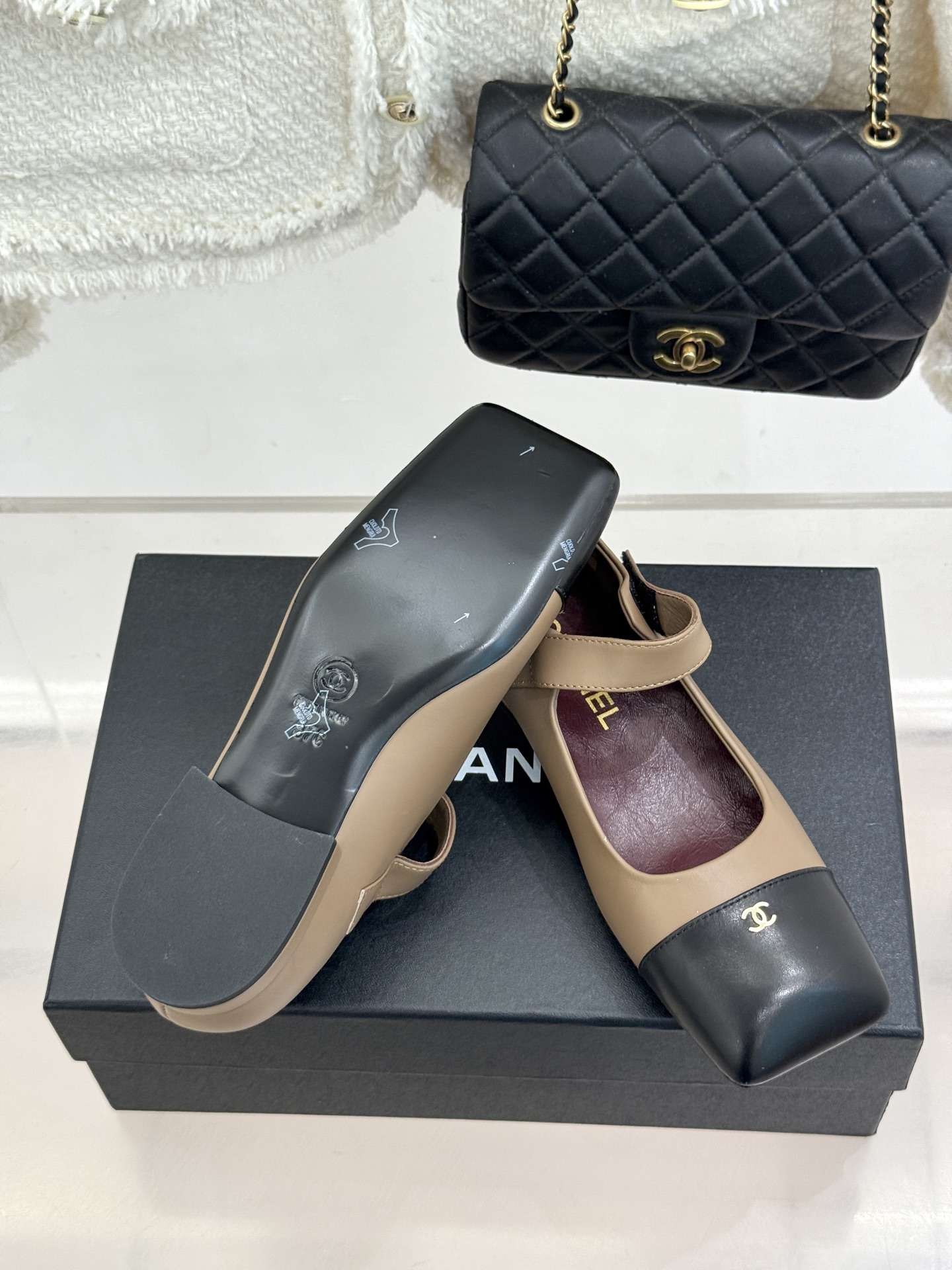 CHANE*|小香26A新品双C 方头拼色粗跟玛丽珍鞋 经典双C镌刻鞋身细节 方头勾勒复古轮廓 拼色撞出高级感 粗跟稳妥 CHANE*|小香26A新品双C 方头拼色粗跟玛丽珍鞋 经典双C镌刻鞋身细节 方头勾勒复古轮廓 拼色撞出高级感 粗跟稳妥