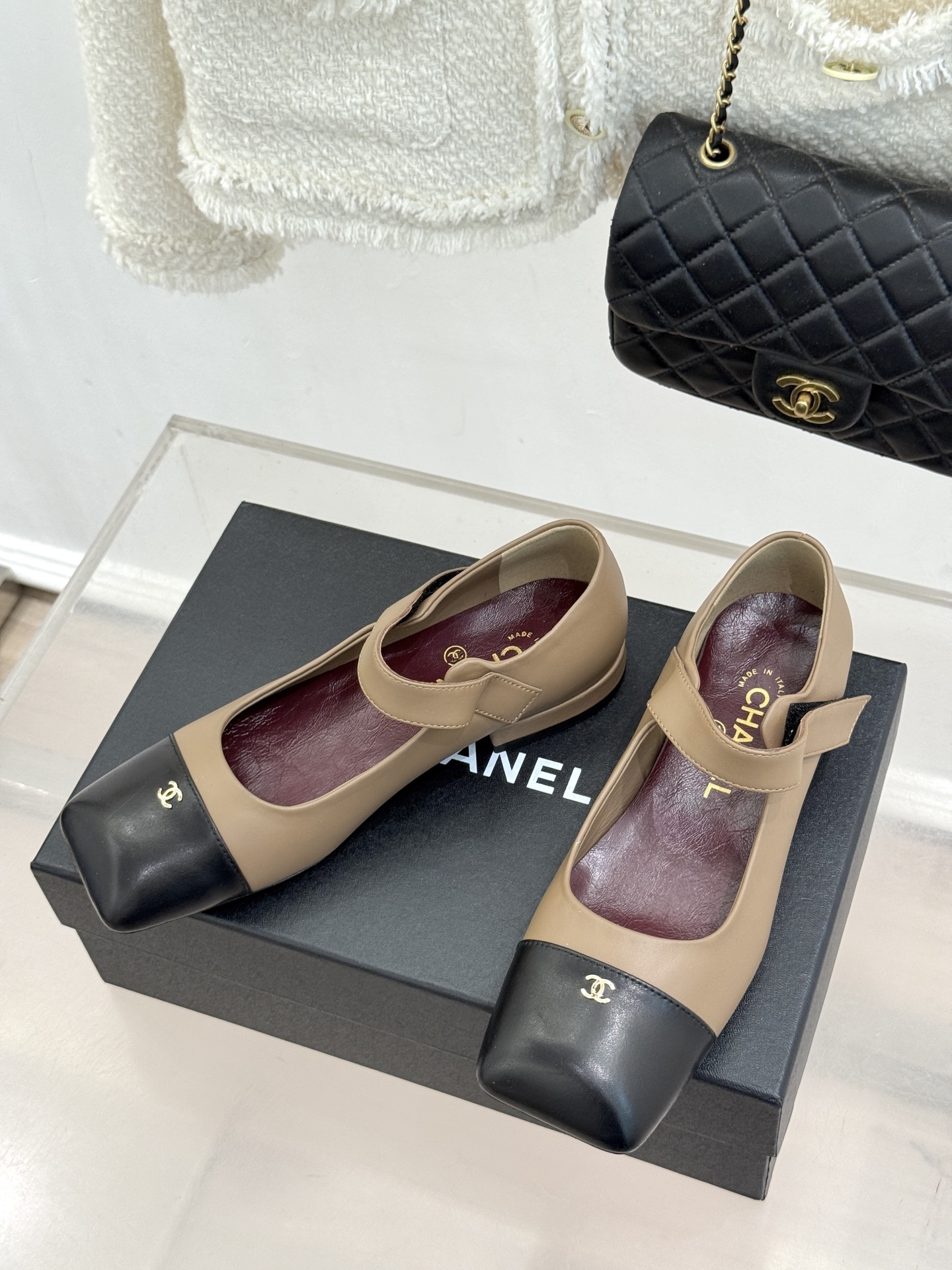 CHANE*|小香26A新品双C 方头拼色粗跟玛丽珍鞋 经典双C镌刻鞋身细节 方头勾勒复古轮廓 拼色撞出高级感 粗跟稳妥 CHANE*|小香26A新品双C 方头拼色粗跟玛丽珍鞋 经典双C镌刻鞋身细节 方头勾勒复古轮廓 拼色撞出高级感 粗跟稳妥