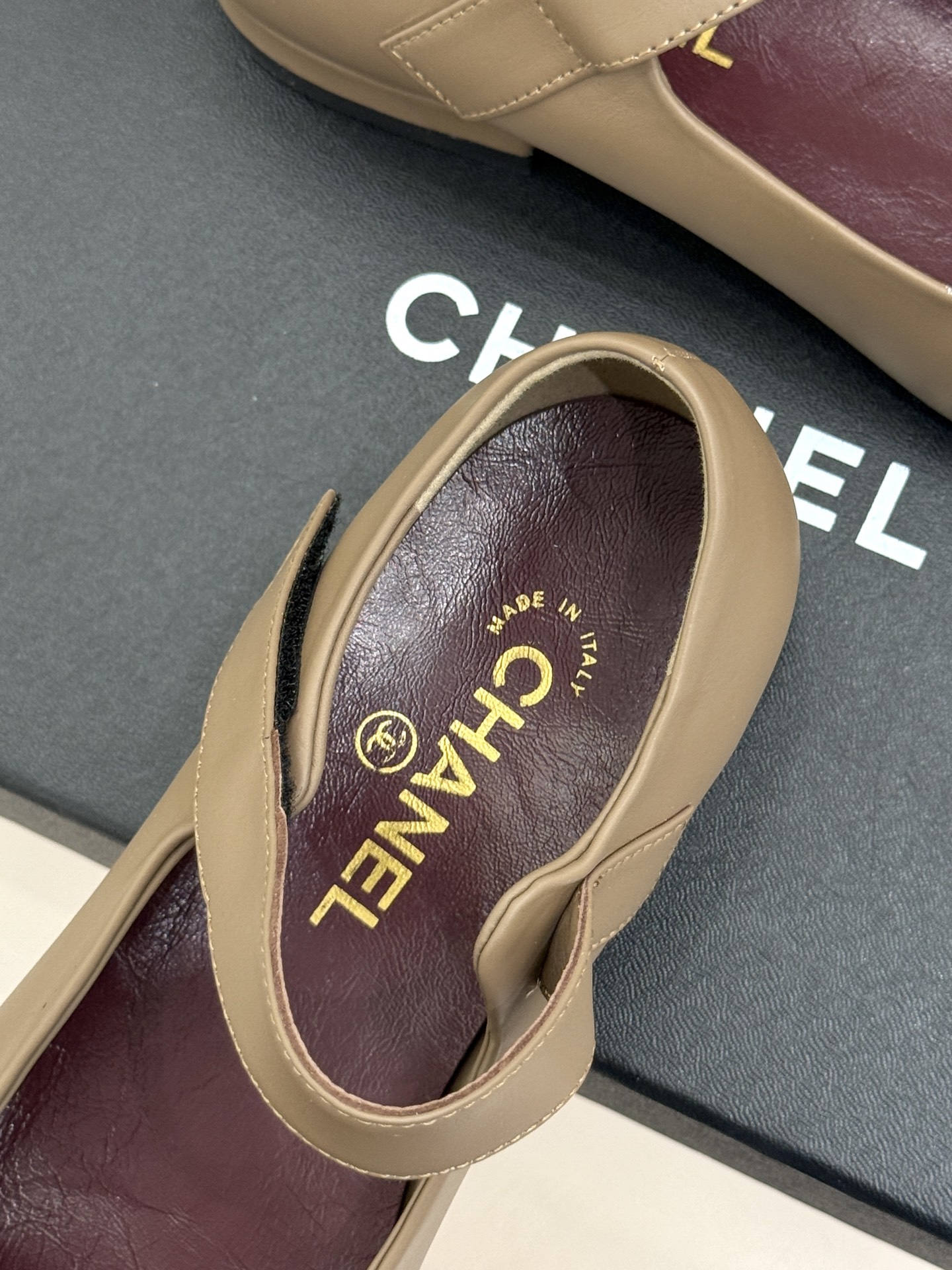 CHANE*|小香26A新品双C 方头拼色粗跟玛丽珍鞋 经典双C镌刻鞋身细节 方头勾勒复古轮廓 拼色撞出高级感 粗跟稳妥 CHANE*|小香26A新品双C 方头拼色粗跟玛丽珍鞋 经典双C镌刻鞋身细节 方头勾勒复古轮廓 拼色撞出高级感 粗跟稳妥