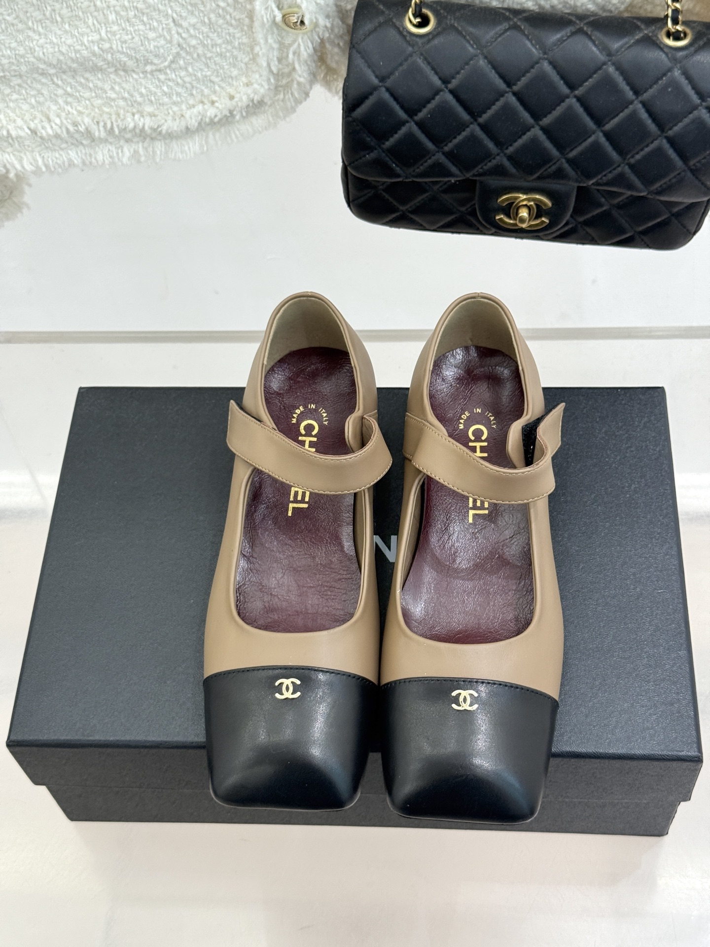 CHANE*|小香26A新品双C 方头拼色粗跟玛丽珍鞋 经典双C镌刻鞋身细节 方头勾勒复古轮廓 拼色撞出高级感 粗跟稳妥 CHANE*|小香26A新品双C 方头拼色粗跟玛丽珍鞋 经典双C镌刻鞋身细节 方头勾勒复古轮廓 拼色撞出高级感 粗跟稳妥
