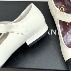 CHANE*|小香26A新品双C 方头拼色粗跟玛丽珍鞋 经典双C镌刻鞋身细节 方头勾勒复古轮廓 拼色撞出高级感 粗跟稳妥 CHANE*|小香26A新品双C 方头拼色粗跟玛丽珍鞋 经典双C镌刻鞋身细节 方头勾勒复古轮廓 拼色撞出高级感 粗跟稳妥