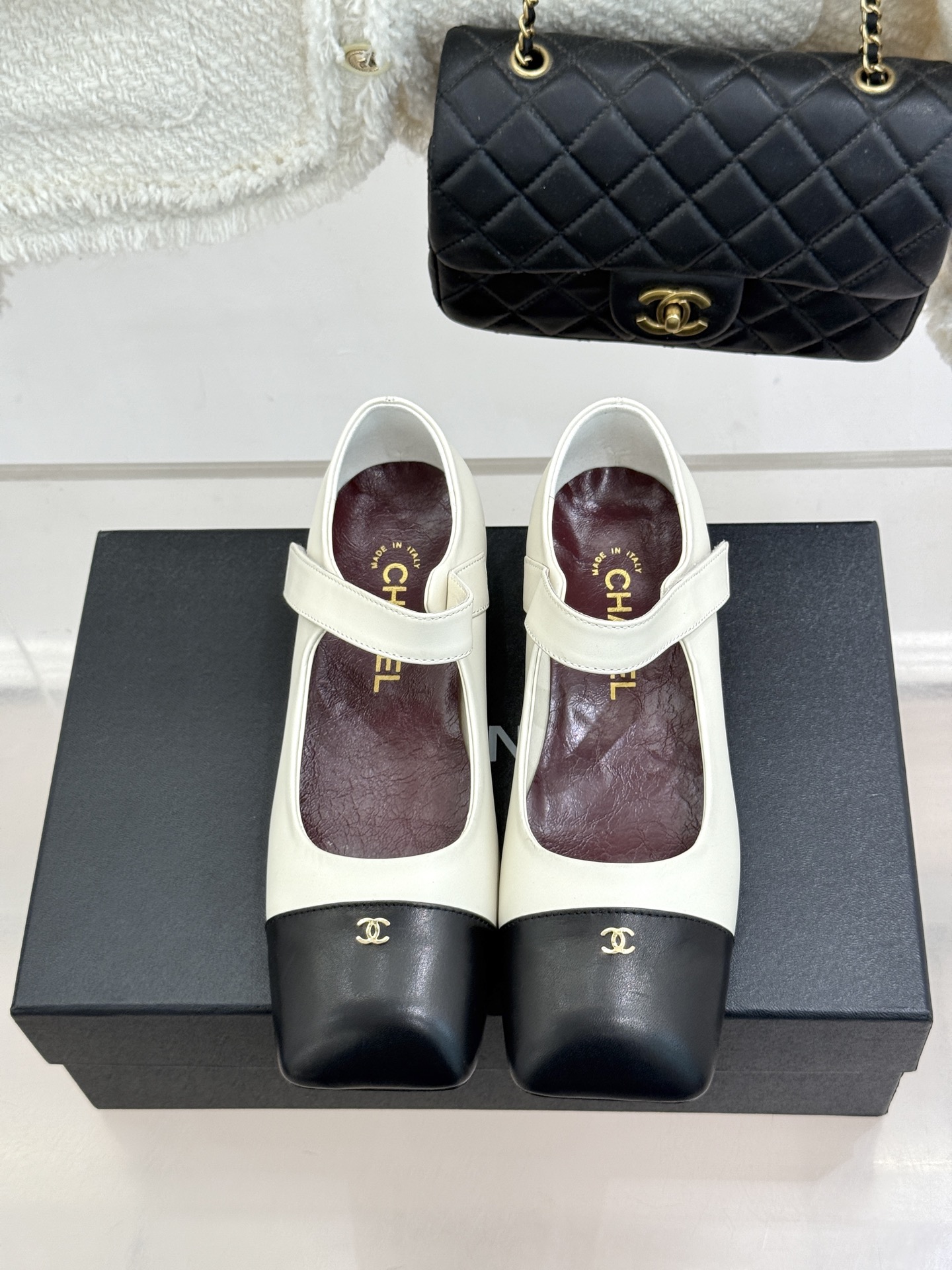 CHANE*|小香26A新品双C 方头拼色粗跟玛丽珍鞋 经典双C镌刻鞋身细节 方头勾勒复古轮廓 拼色撞出高级感 粗跟稳妥 CHANE*|小香26A新品双C 方头拼色粗跟玛丽珍鞋 经典双C镌刻鞋身细节 方头勾勒复古轮廓 拼色撞出高级感 粗跟稳妥