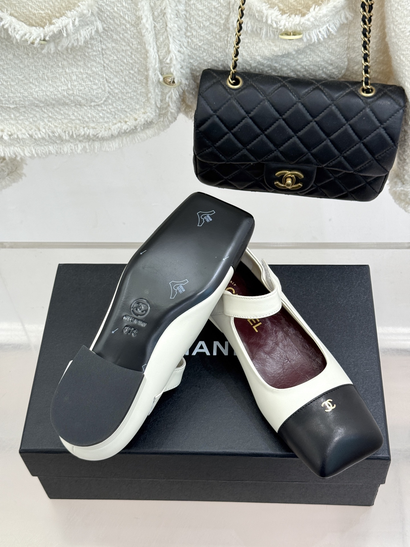 CHANE*|小香26A新品双C 方头拼色粗跟玛丽珍鞋 经典双C镌刻鞋身细节 方头勾勒复古轮廓 拼色撞出高级感 粗跟稳妥 CHANE*|小香26A新品双C 方头拼色粗跟玛丽珍鞋 经典双C镌刻鞋身细节 方头勾勒复古轮廓 拼色撞出高级感 粗跟稳妥