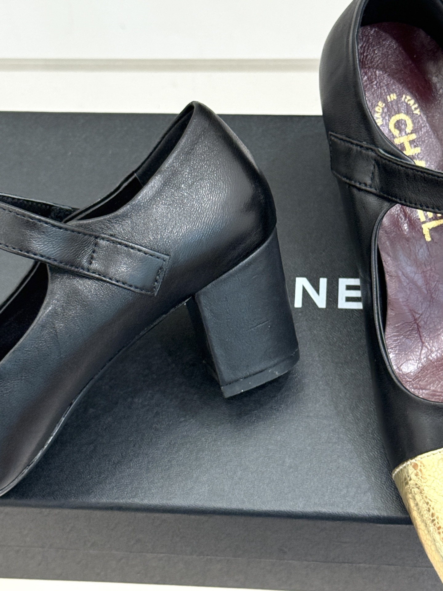 CHANE*|小香26A新品双C 方头拼色粗跟玛丽珍鞋 经典双C镌刻鞋身细节 方头勾勒复古轮廓 拼色撞出高级感 粗跟稳妥 CHANE*|小香26A新品双C 方头拼色粗跟玛丽珍鞋 经典双C镌刻鞋身细节 方头勾勒复古轮廓 拼色撞出高级感 粗跟稳妥