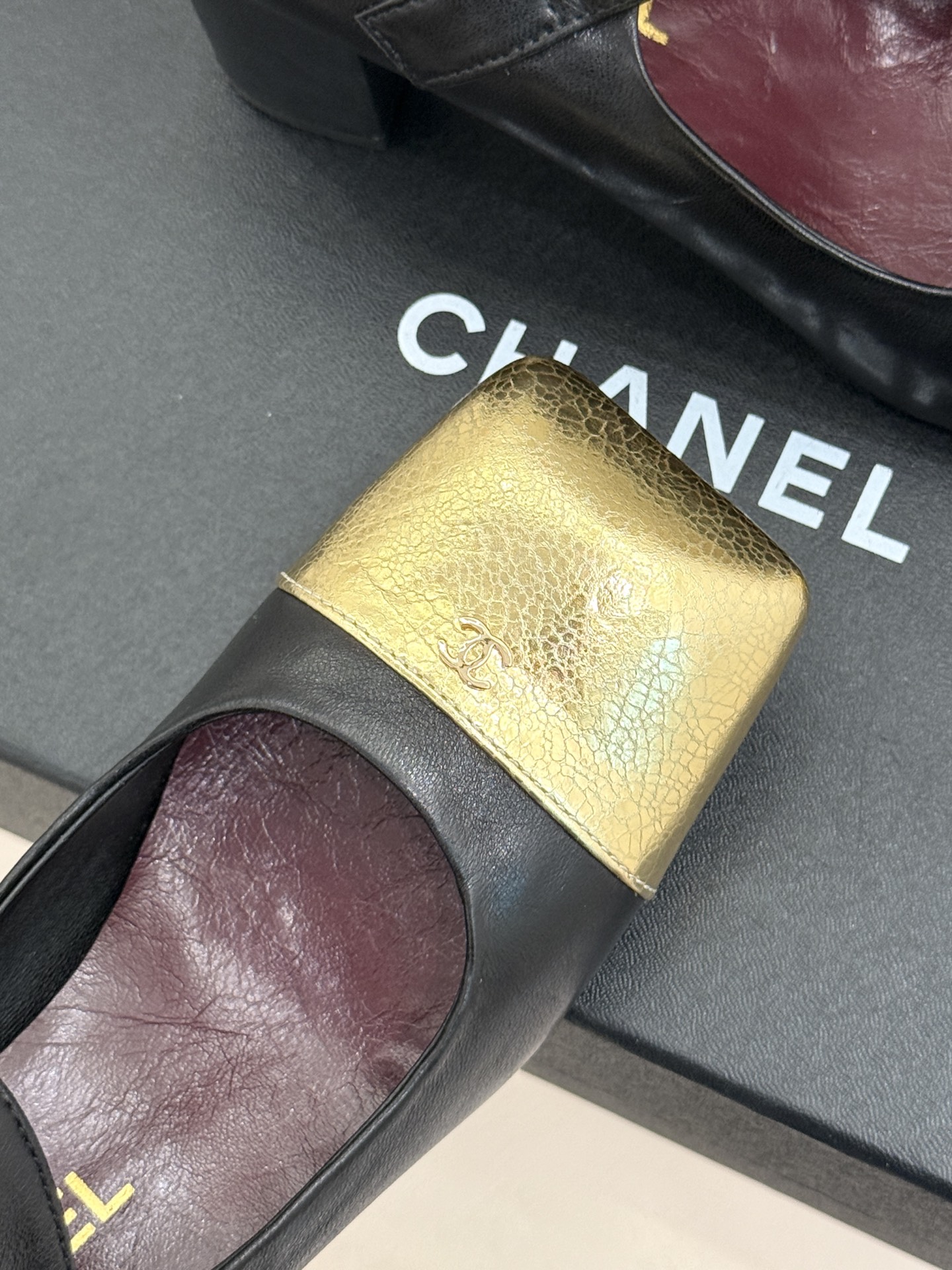 CHANE*|小香26A新品双C 方头拼色粗跟玛丽珍鞋 经典双C镌刻鞋身细节 方头勾勒复古轮廓 拼色撞出高级感 粗跟稳妥 CHANE*|小香26A新品双C 方头拼色粗跟玛丽珍鞋 经典双C镌刻鞋身细节 方头勾勒复古轮廓 拼色撞出高级感 粗跟稳妥