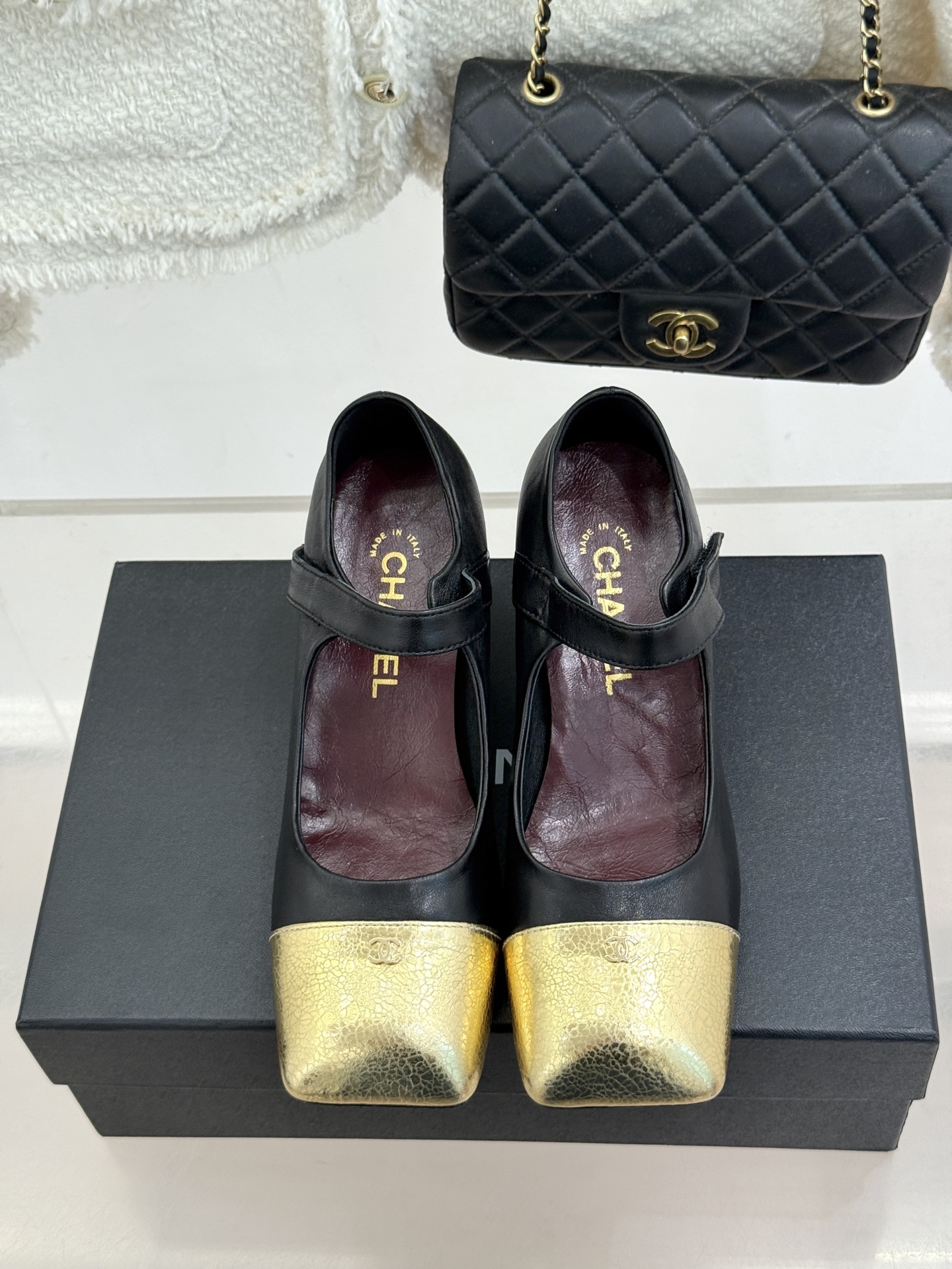 CHANE*|小香26A新品双C 方头拼色粗跟玛丽珍鞋 经典双C镌刻鞋身细节 方头勾勒复古轮廓 拼色撞出高级感 粗跟稳妥 CHANE*|小香26A新品双C 方头拼色粗跟玛丽珍鞋 经典双C镌刻鞋身细节 方头勾勒复古轮廓 拼色撞出高级感 粗跟稳妥