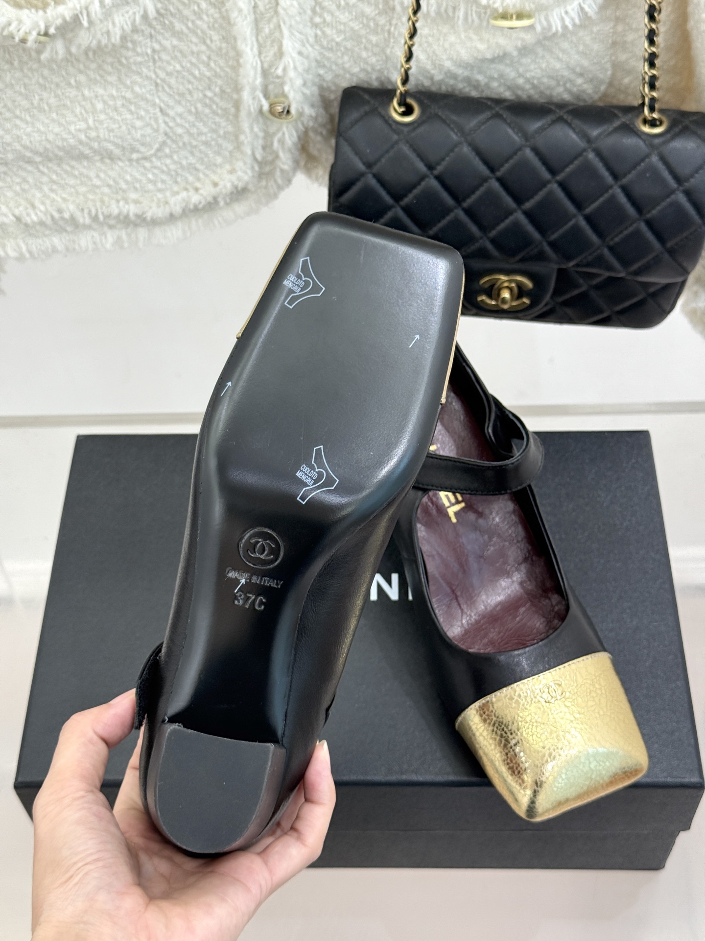 CHANE*|小香26A新品双C 方头拼色粗跟玛丽珍鞋 经典双C镌刻鞋身细节 方头勾勒复古轮廓 拼色撞出高级感 粗跟稳妥 CHANE*|小香26A新品双C 方头拼色粗跟玛丽珍鞋 经典双C镌刻鞋身细节 方头勾勒复古轮廓 拼色撞出高级感 粗跟稳妥