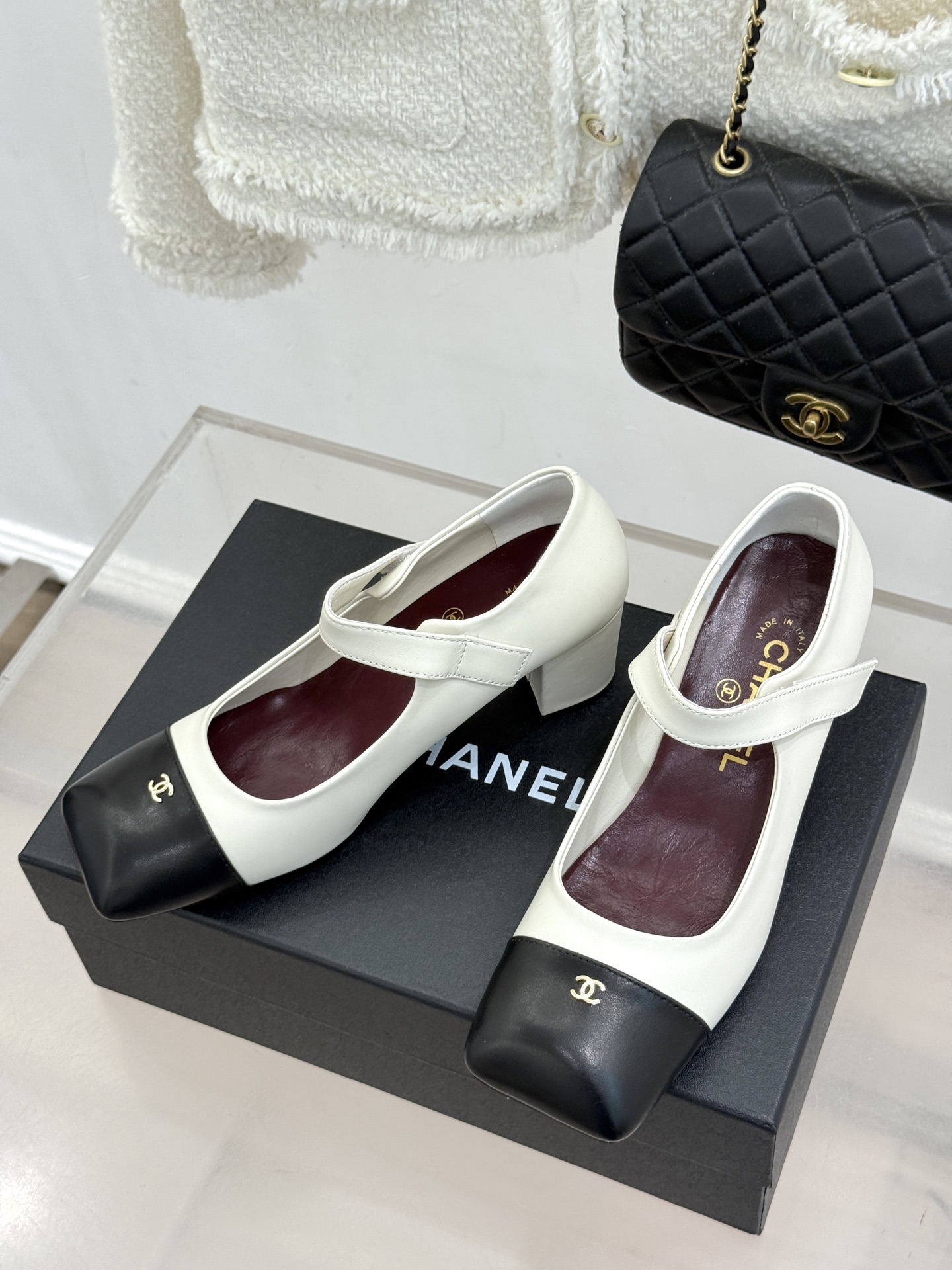 CHANE*|小香26A新品双C 方头拼色粗跟玛丽珍鞋 经典双C镌刻鞋身细节 方头勾勒复古轮廓 拼色撞出高级感 粗跟稳妥 CHANE*|小香26A新品双C 方头拼色粗跟玛丽珍鞋 经典双C镌刻鞋身细节 方头勾勒复古轮廓 拼色撞出高级感 粗跟稳妥
