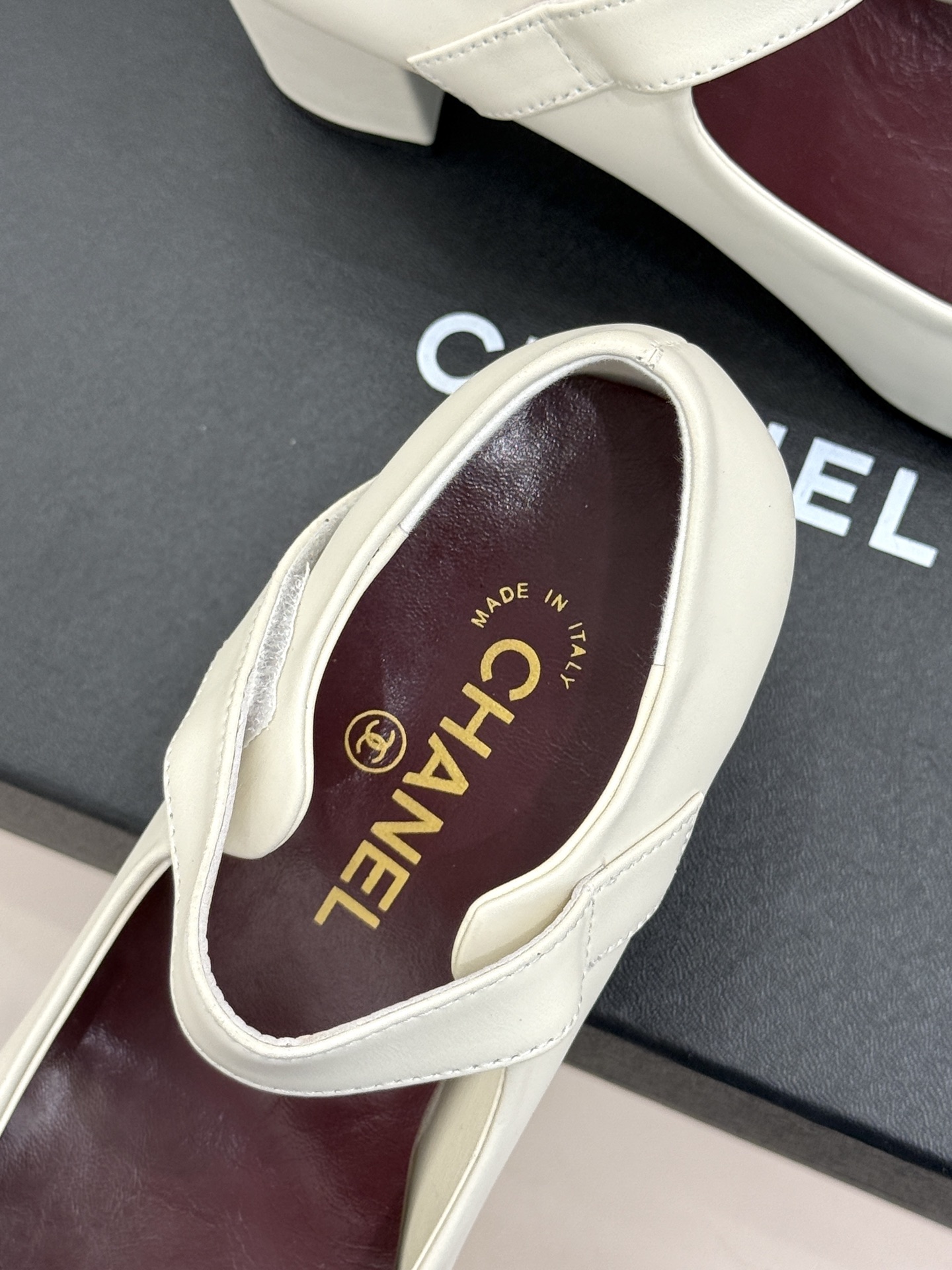 CHANE*|小香26A新品双C 方头拼色粗跟玛丽珍鞋 经典双C镌刻鞋身细节 方头勾勒复古轮廓 拼色撞出高级感 粗跟稳妥 CHANE*|小香26A新品双C 方头拼色粗跟玛丽珍鞋 经典双C镌刻鞋身细节 方头勾勒复古轮廓 拼色撞出高级感 粗跟稳妥
