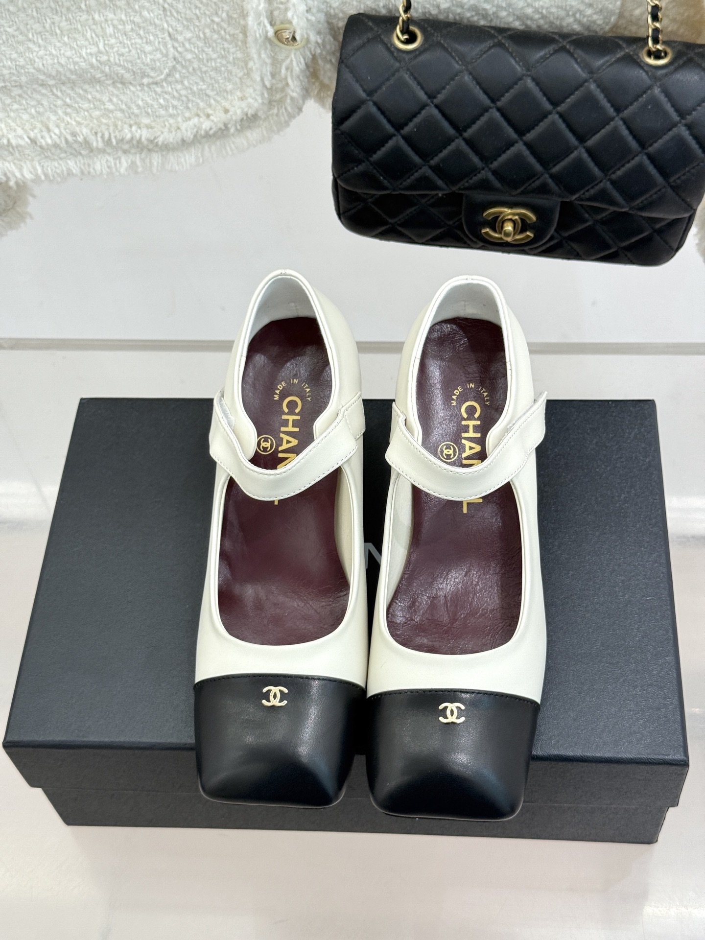 CHANE*|小香26A新品双C 方头拼色粗跟玛丽珍鞋 经典双C镌刻鞋身细节 方头勾勒复古轮廓 拼色撞出高级感 粗跟稳妥 CHANE*|小香26A新品双C 方头拼色粗跟玛丽珍鞋 经典双C镌刻鞋身细节 方头勾勒复古轮廓 拼色撞出高级感 粗跟稳妥