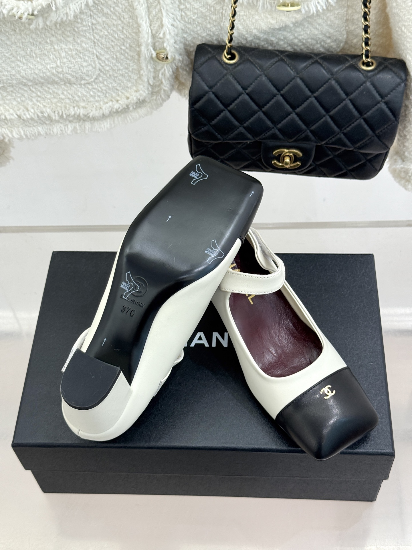 CHANE*|小香26A新品双C 方头拼色粗跟玛丽珍鞋 经典双C镌刻鞋身细节 方头勾勒复古轮廓 拼色撞出高级感 粗跟稳妥 CHANE*|小香26A新品双C 方头拼色粗跟玛丽珍鞋 经典双C镌刻鞋身细节 方头勾勒复古轮廓 拼色撞出高级感 粗跟稳妥