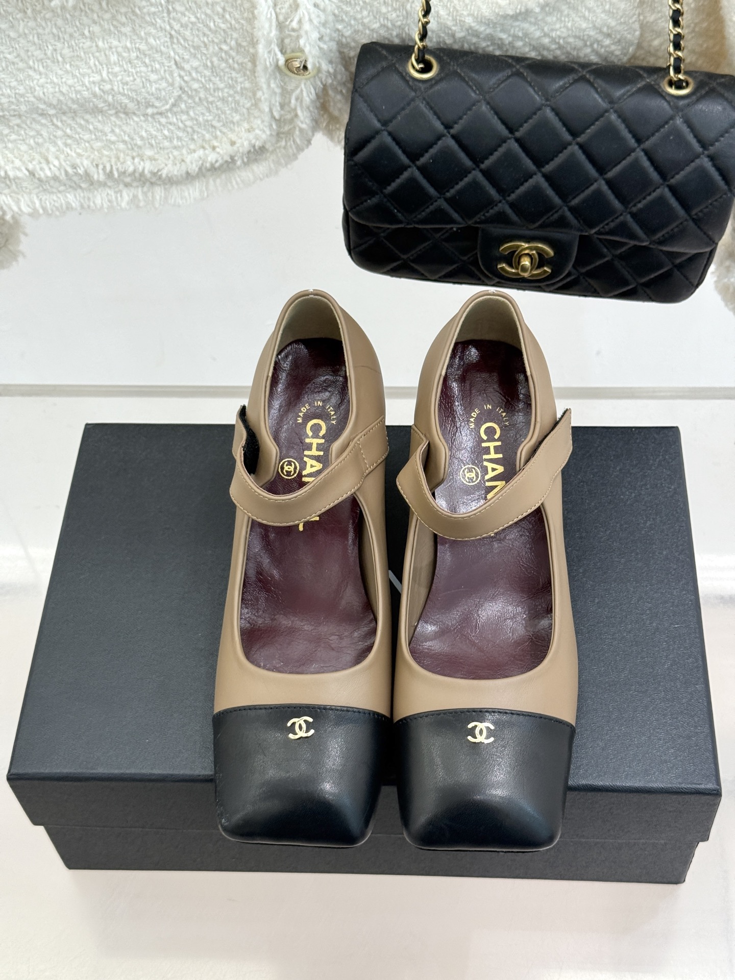 CHANE*|小香26A新品双C 方头拼色粗跟玛丽珍鞋 经典双C镌刻鞋身细节 方头勾勒复古轮廓 拼色撞出高级感 粗跟稳妥 CHANE*|小香26A新品双C 方头拼色粗跟玛丽珍鞋 经典双C镌刻鞋身细节 方头勾勒复古轮廓 拼色撞出高级感 粗跟稳妥