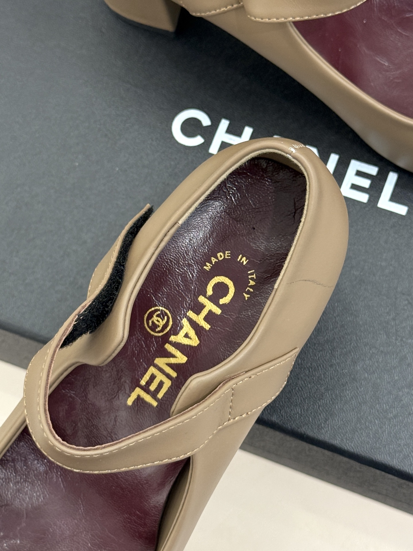 CHANE*|小香26A新品双C 方头拼色粗跟玛丽珍鞋 经典双C镌刻鞋身细节 方头勾勒复古轮廓 拼色撞出高级感 粗跟稳妥 CHANE*|小香26A新品双C 方头拼色粗跟玛丽珍鞋 经典双C镌刻鞋身细节 方头勾勒复古轮廓 拼色撞出高级感 粗跟稳妥
