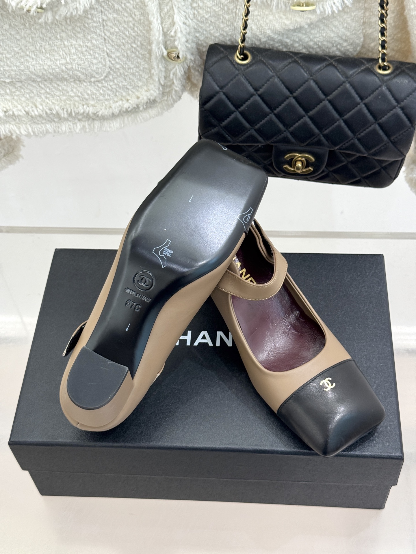 CHANE*|小香26A新品双C 方头拼色粗跟玛丽珍鞋 经典双C镌刻鞋身细节 方头勾勒复古轮廓 拼色撞出高级感 粗跟稳妥 CHANE*|小香26A新品双C 方头拼色粗跟玛丽珍鞋 经典双C镌刻鞋身细节 方头勾勒复古轮廓 拼色撞出高级感 粗跟稳妥