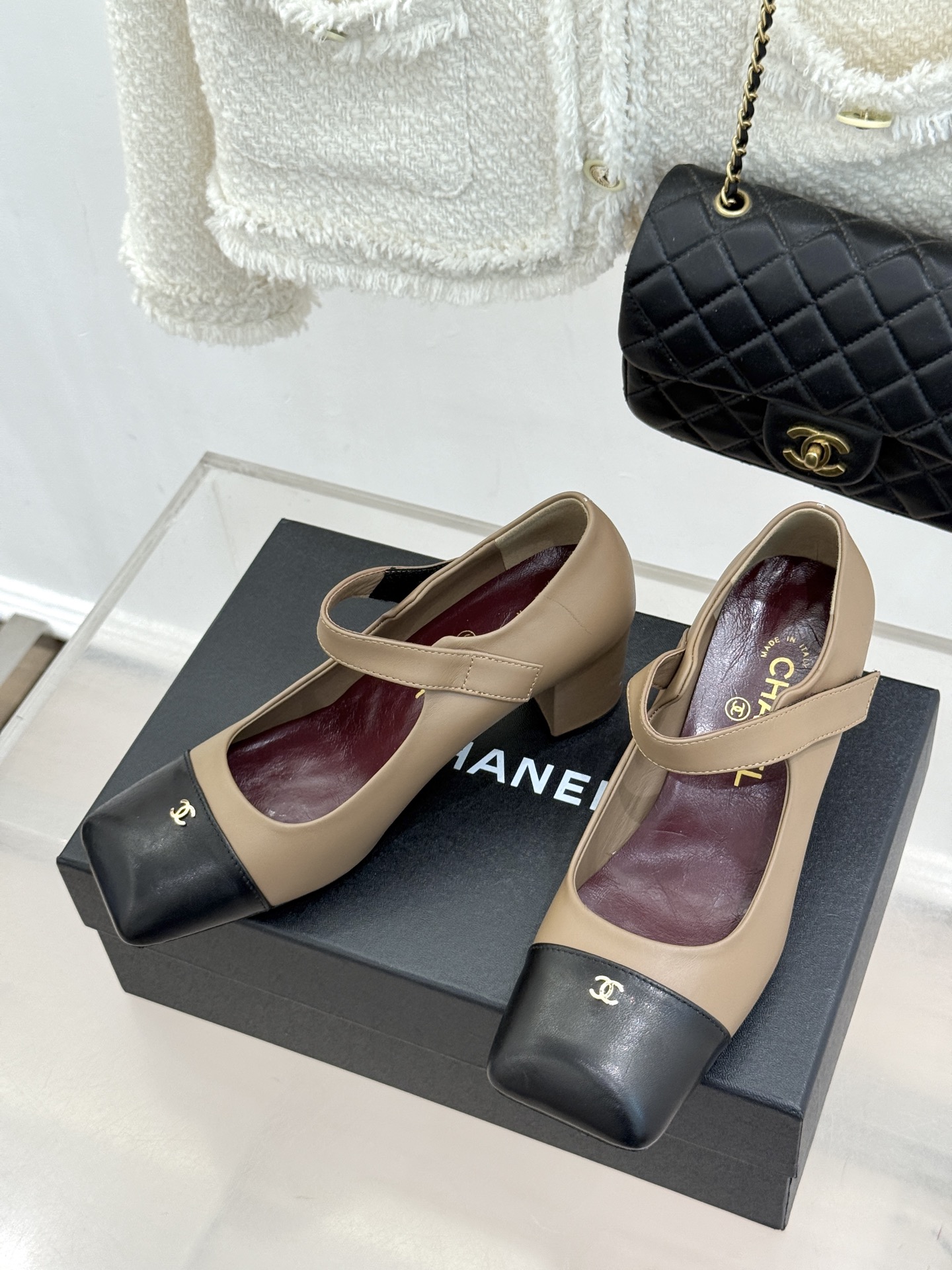 CHANE*|小香26A新品双C 方头拼色粗跟玛丽珍鞋 经典双C镌刻鞋身细节 方头勾勒复古轮廓 拼色撞出高级感 粗跟稳妥 CHANE*|小香26A新品双C 方头拼色粗跟玛丽珍鞋 经典双C镌刻鞋身细节 方头勾勒复古轮廓 拼色撞出高级感 粗跟稳妥