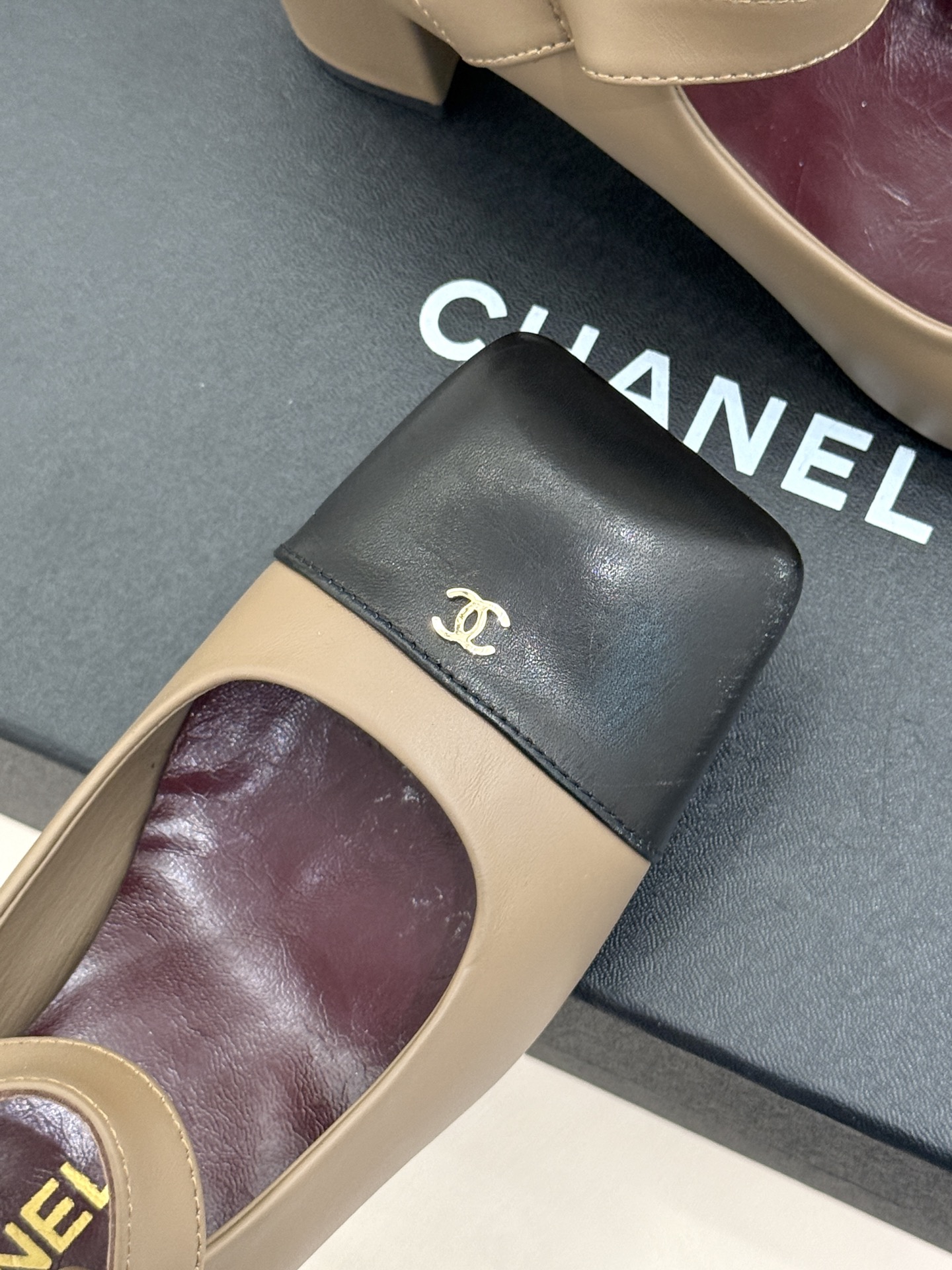 CHANE*|小香26A新品双C 方头拼色粗跟玛丽珍鞋 经典双C镌刻鞋身细节 方头勾勒复古轮廓 拼色撞出高级感 粗跟稳妥 CHANE*|小香26A新品双C 方头拼色粗跟玛丽珍鞋 经典双C镌刻鞋身细节 方头勾勒复古轮廓 拼色撞出高级感 粗跟稳妥