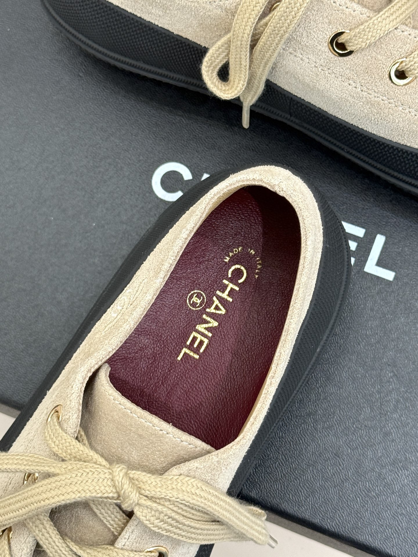 CHANE*|小香26B新品双C 麂皮松糕厚底休闲鞋运动鞋 CHANEL26B秋冬休闲新作 麂皮质感细腻高级 双C标识点 CHANE*|小香26B新品双C 麂皮松糕厚底休闲鞋运动鞋 CHANEL26B秋冬休闲新作 麂皮质感细腻高级 双C标识点