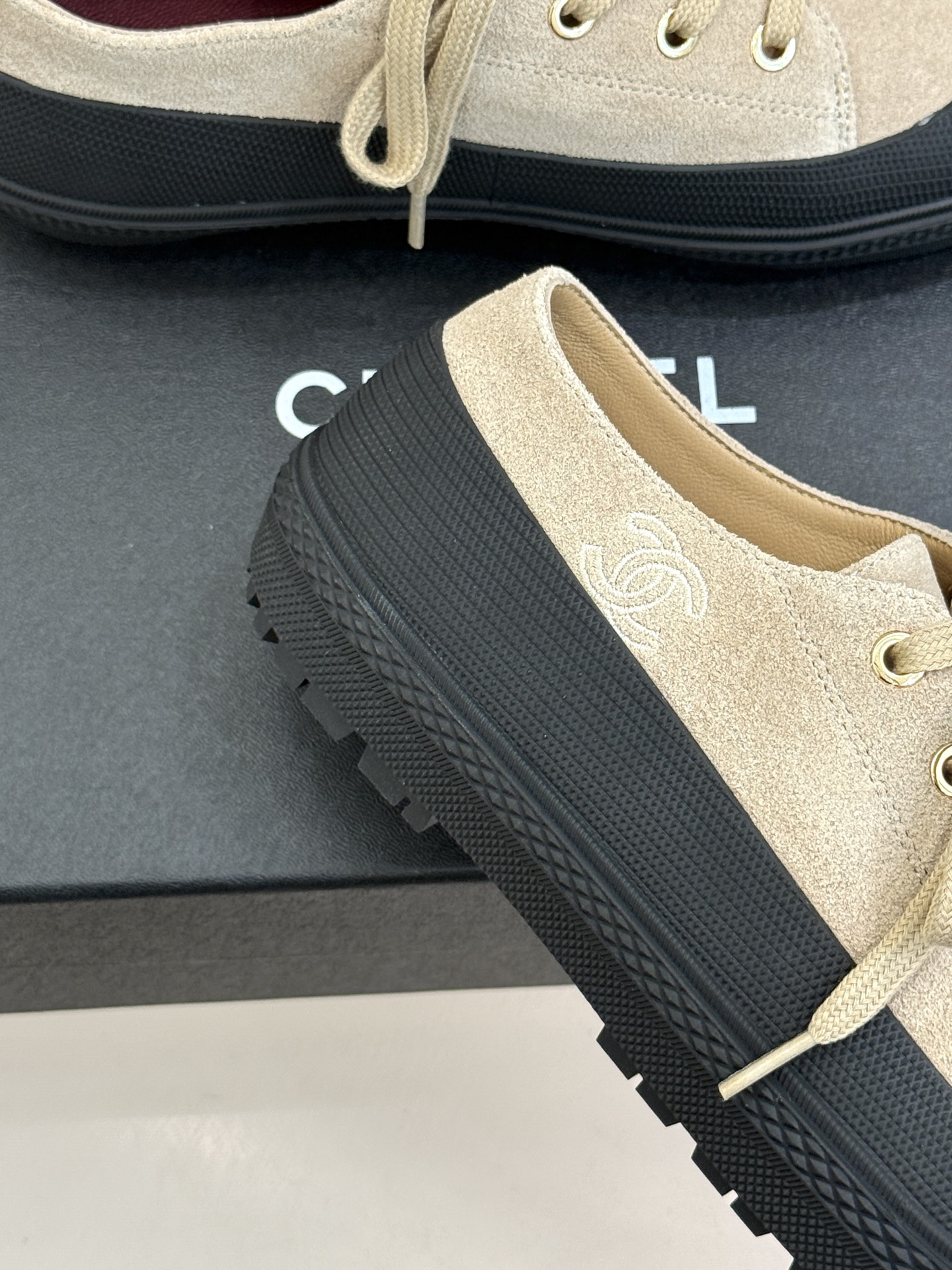 CHANE*|小香26B新品双C 麂皮松糕厚底休闲鞋运动鞋 CHANEL26B秋冬休闲新作 麂皮质感细腻高级 双C标识点 CHANE*|小香26B新品双C 麂皮松糕厚底休闲鞋运动鞋 CHANEL26B秋冬休闲新作 麂皮质感细腻高级 双C标识点