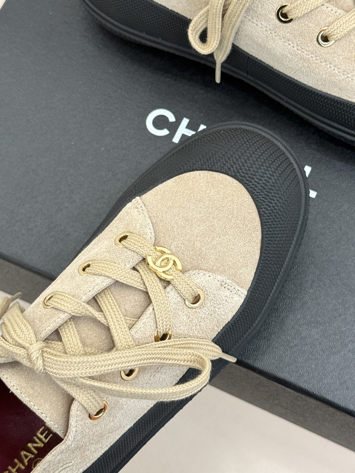 CHANE*|小香26B新品双C 麂皮松糕厚底休闲鞋运动鞋 CHANEL26B秋冬休闲新作 麂皮质感细腻高级 双C标识点 CHANE*|小香26B新品双C 麂皮松糕厚底休闲鞋运动鞋 CHANEL26B秋冬休闲新作 麂皮质感细腻高级 双C标识点