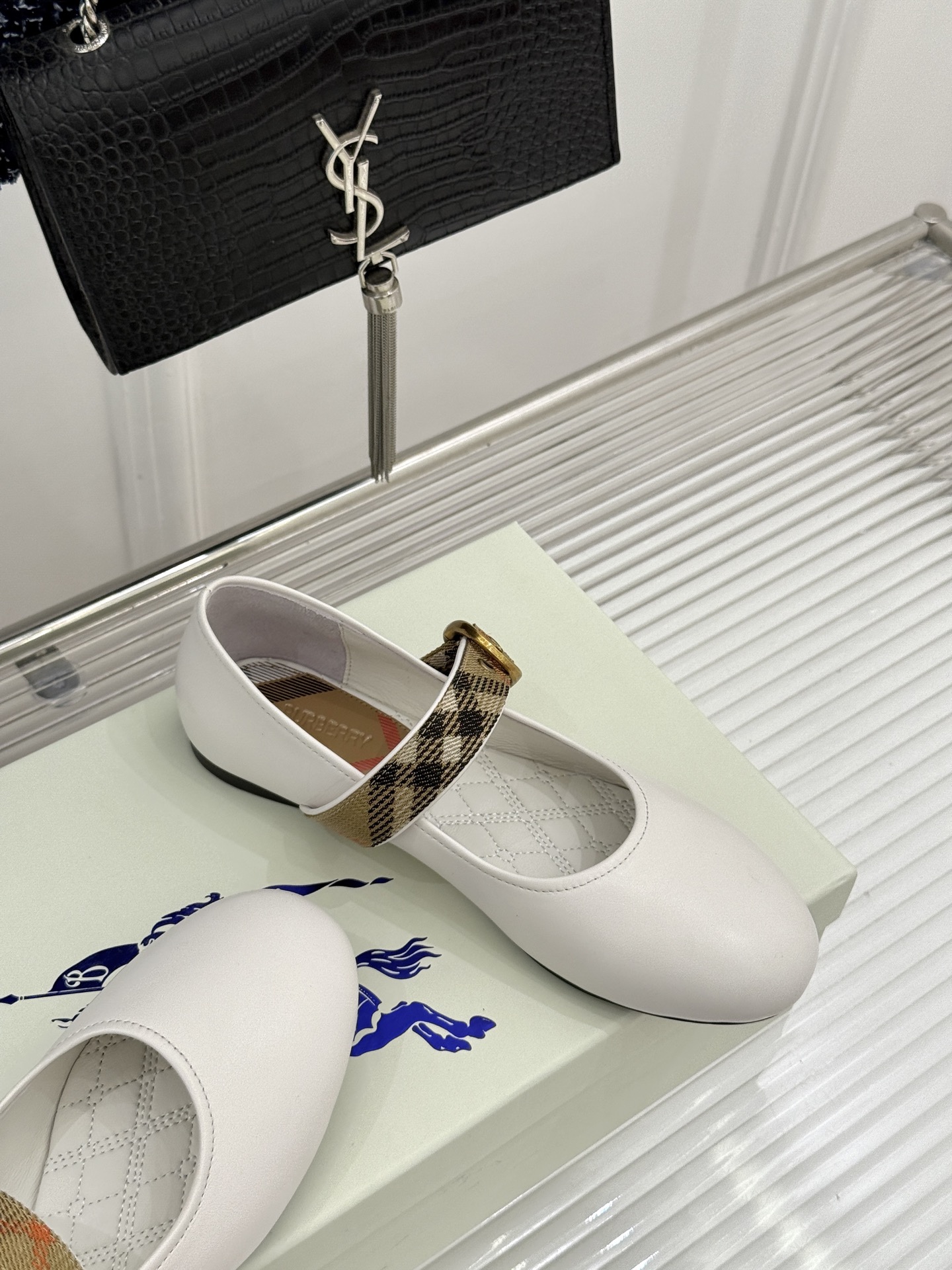 Burberry / 巴宝莉26WF新品 格纹平底芭蕾单舞鞋玛丽珍鞋 经典格纹铺陈老钱格调 芭蕾鞋型柔和衬脚 玛丽珍搭扣 Burberry / 巴宝莉26WF新品 格纹平底芭蕾单舞鞋玛丽珍鞋 经典格纹铺陈老钱格调 芭蕾鞋型柔和衬脚 玛丽珍搭扣