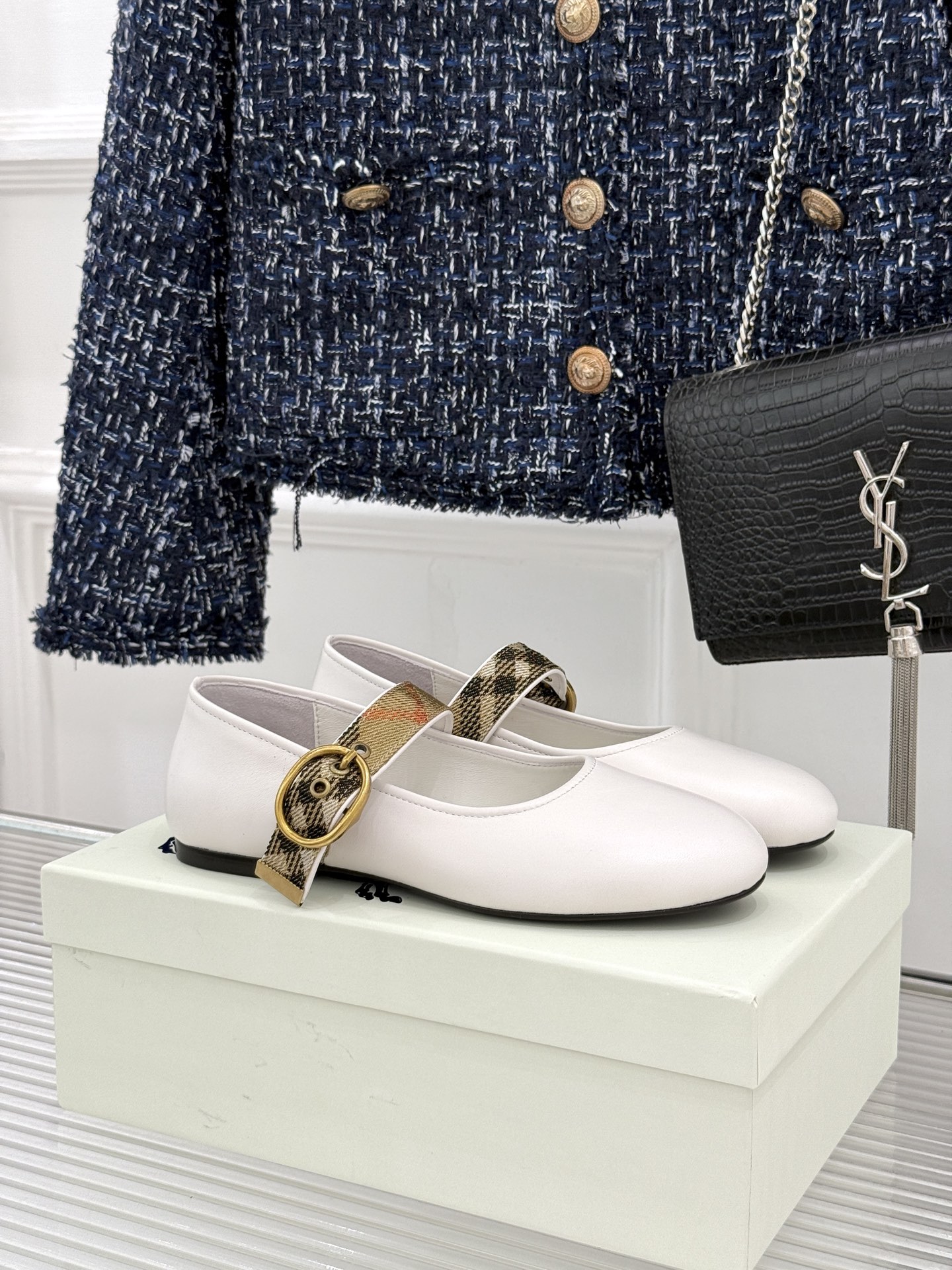 NO:958167,Burberry / Burberry 26WF new product plaid flat ballet singles Mary Jane shoes. Classic plaid paving old money style. Ballet shoe shape softly pads the feet. Mary Jane buckle is simple and neat. Flat soles are light and secure. Delicate leather feels warm and skin-friendly. The upper toes modify the slender lines of the feet. Pair with a windbreaker to create a relaxed atmosphere. Suitable for daily commuting with trousers. Unobtrusive but with a high-end aura. Get rid of complexity and return to the original texture.  Wear it all day long without feeling tired. The retro style is suitable for all seasons. It is a must-have item for intellectual style. Big-name craftsmanship is hidden in the subtleties. It is durable and wearable and is not afraid of changing trends. It is easy to adjust your temperament in one step. A versatile classic for your shoe cabinet!  The upper is made of original customized leather, the inner pads are all sheepskin, and the genuine leather outsole imported from Italy Size35-39 (customized 40/41), Mary Jane, burberry, burberry, mary jane, sheepskin, Leather soles19860909Burberry / 巴宝莉26WF新品 格纹平底芭蕾单舞鞋玛丽珍鞋 经典格纹铺陈老钱格调 芭蕾鞋型柔和衬脚 玛丽珍搭扣简约利落 平底步履轻盈又稳妥 细腻皮革触感温润亲肤 上脚修饰足部纤细线条 搭风衣尽显松弛氛围 配西裤适配日常通勤 不张扬却自带高级气场 褪去繁复回归本真质感 整日穿着也不觉疲累 复古调性适配四季穿搭 知识分子风刚需单品 大牌工艺藏于细微之处 耐看实穿不惧潮流更迭 气质一步轻松拿捏 鞋柜珍藏的百搭经典款！ 鞋面采用原版定制皮料 内里垫脚均为羊皮 意大利进口真皮大底 Size35-39（40/41定制）,玛丽珍,burberry,burberry,mary jane,sheepskin,Leather soles,Women's Shoes
