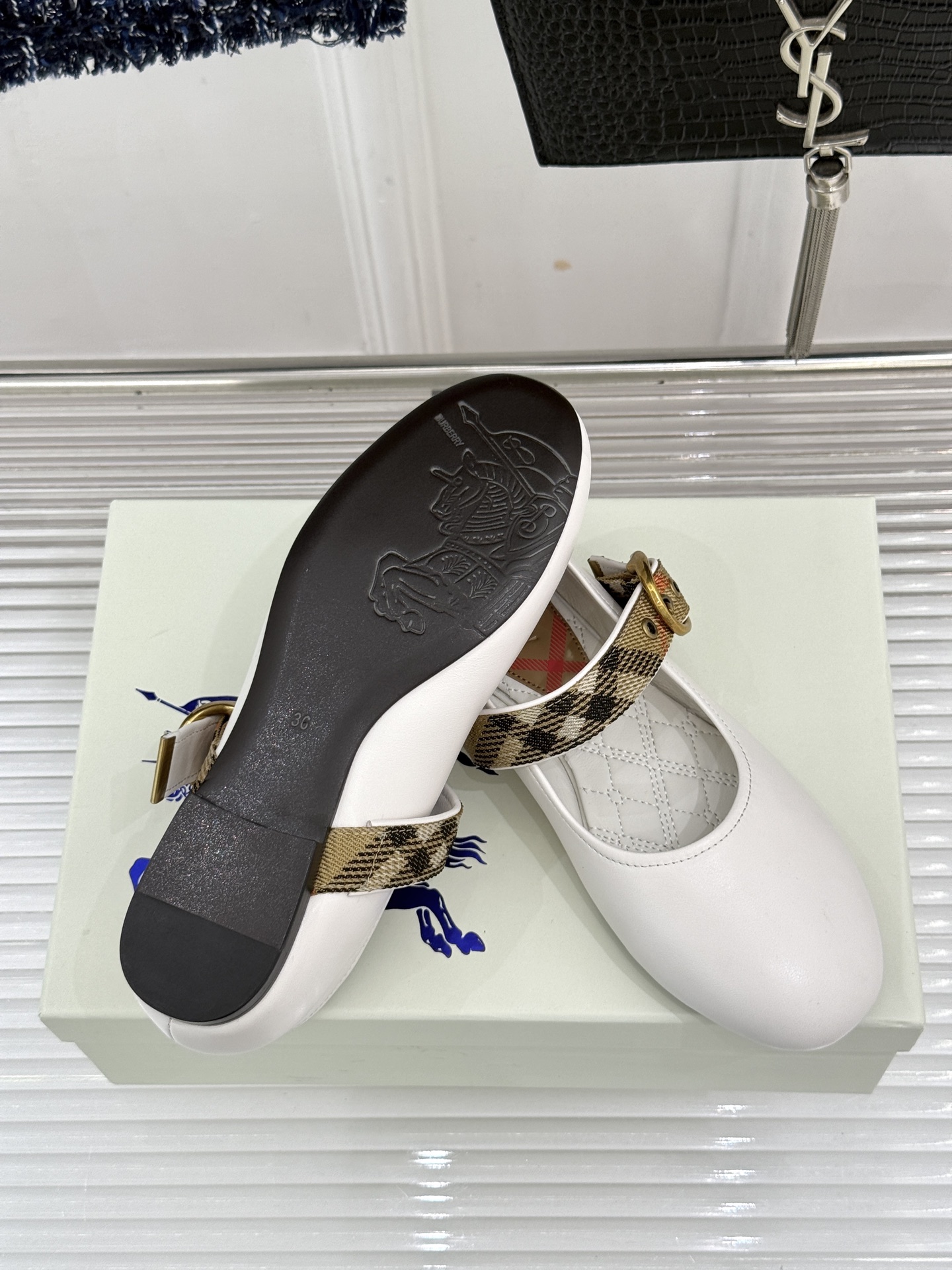 Burberry / 巴宝莉26WF新品 格纹平底芭蕾单舞鞋玛丽珍鞋 经典格纹铺陈老钱格调 芭蕾鞋型柔和衬脚 玛丽珍搭扣 Burberry / 巴宝莉26WF新品 格纹平底芭蕾单舞鞋玛丽珍鞋 经典格纹铺陈老钱格调 芭蕾鞋型柔和衬脚 玛丽珍搭扣