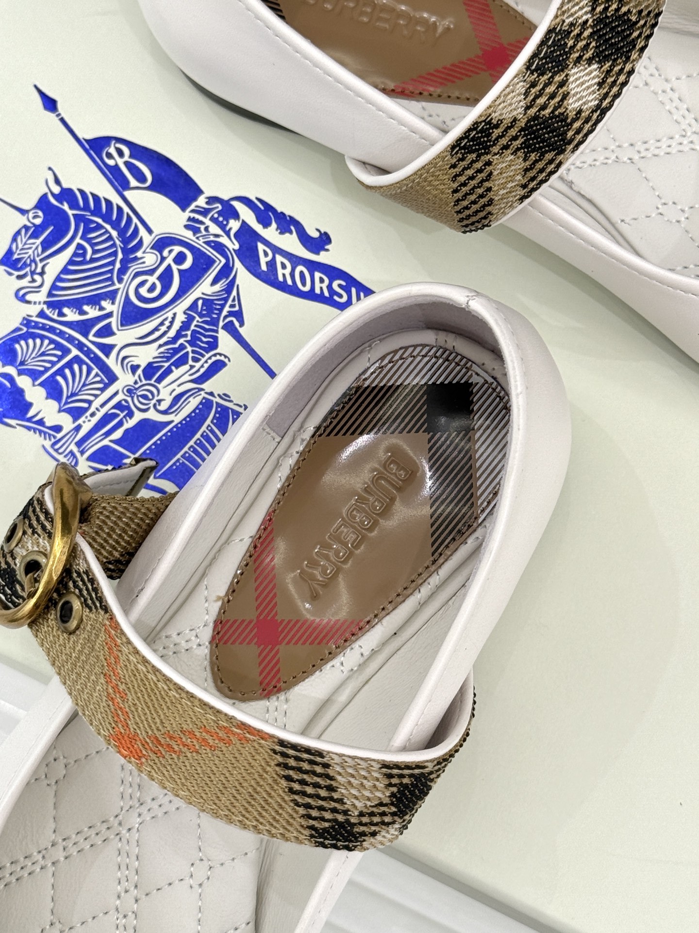 Burberry / 巴宝莉26WF新品 格纹平底芭蕾单舞鞋玛丽珍鞋 经典格纹铺陈老钱格调 芭蕾鞋型柔和衬脚 玛丽珍搭扣 Burberry / 巴宝莉26WF新品 格纹平底芭蕾单舞鞋玛丽珍鞋 经典格纹铺陈老钱格调 芭蕾鞋型柔和衬脚 玛丽珍搭扣