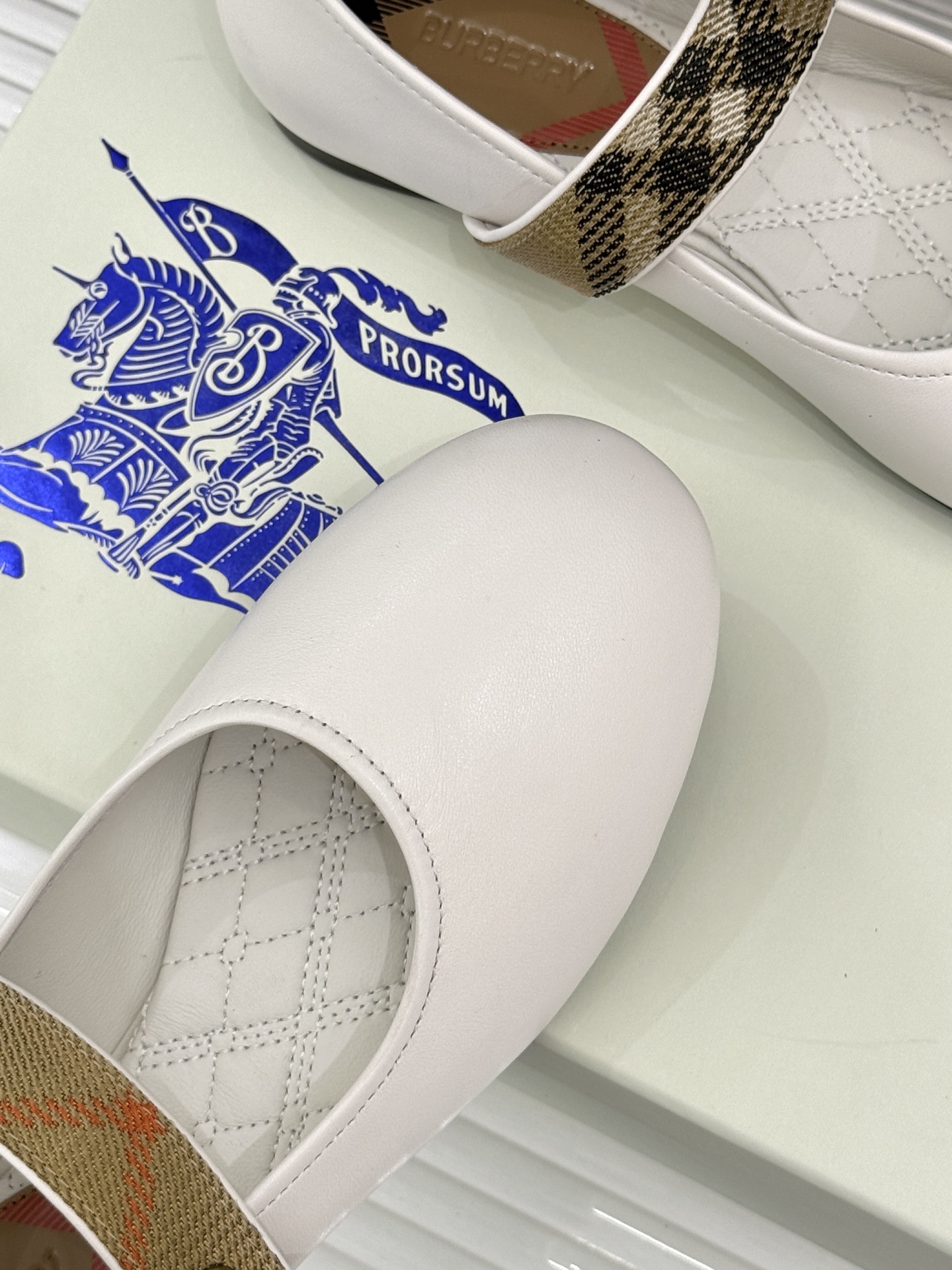 Burberry / 巴宝莉26WF新品 格纹平底芭蕾单舞鞋玛丽珍鞋 经典格纹铺陈老钱格调 芭蕾鞋型柔和衬脚 玛丽珍搭扣 Burberry / 巴宝莉26WF新品 格纹平底芭蕾单舞鞋玛丽珍鞋 经典格纹铺陈老钱格调 芭蕾鞋型柔和衬脚 玛丽珍搭扣