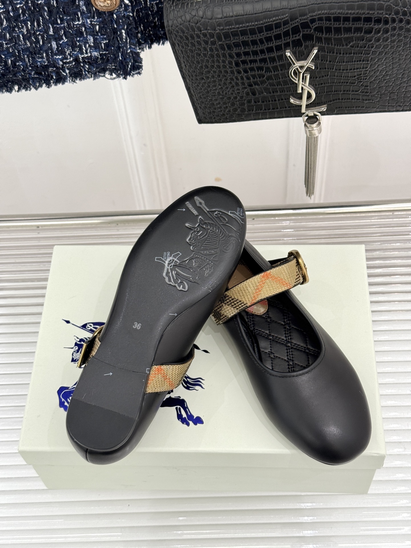 Burberry / 巴宝莉26WF新品 格纹平底芭蕾单舞鞋玛丽珍鞋 经典格纹铺陈老钱格调 芭蕾鞋型柔和衬脚 玛丽珍搭扣 Burberry / 巴宝莉26WF新品 格纹平底芭蕾单舞鞋玛丽珍鞋 经典格纹铺陈老钱格调 芭蕾鞋型柔和衬脚 玛丽珍搭扣